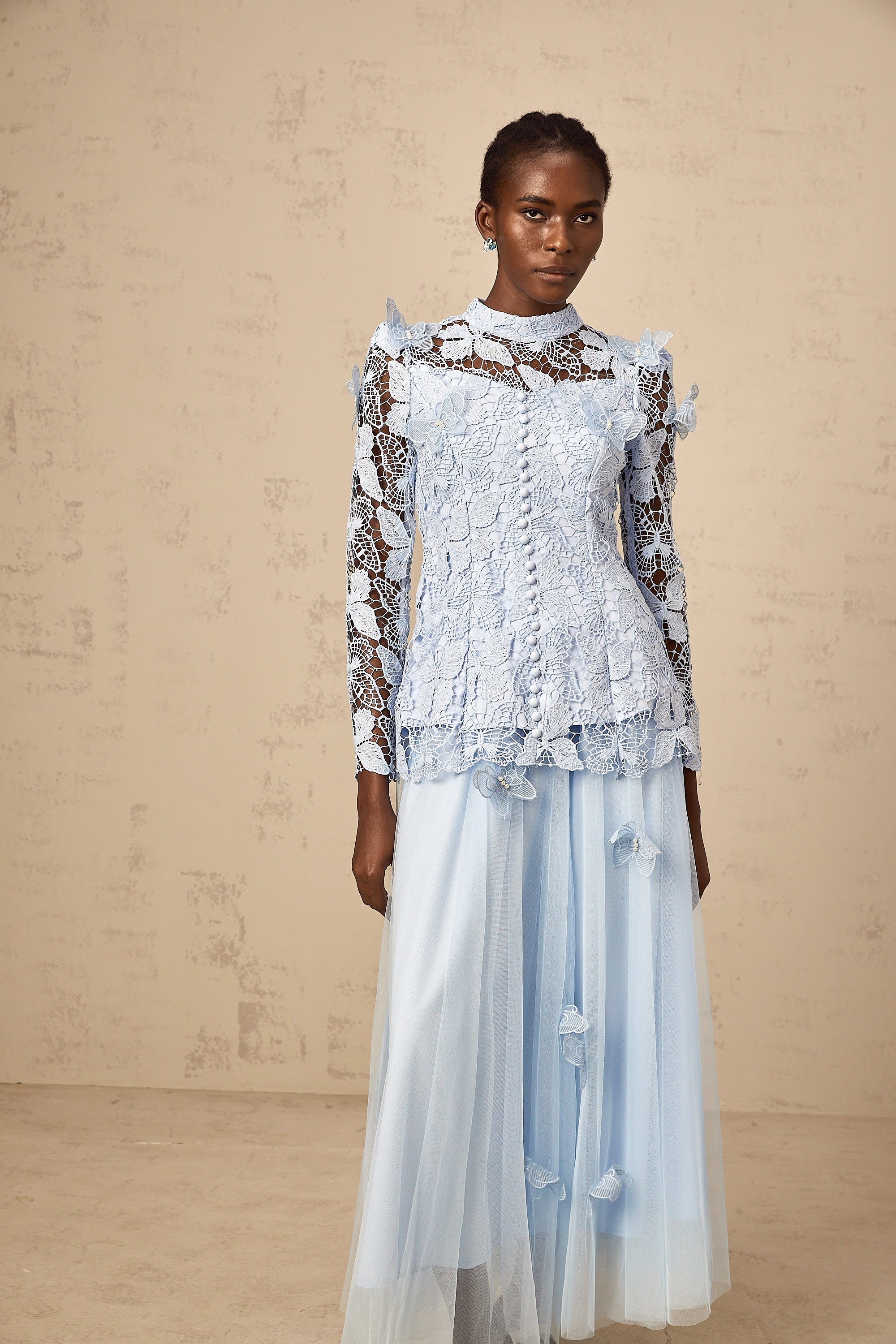 طقم نيكوليت من توب وتنورة متناسقة من الدانتيل باللون الأزرق المزين بالترتر