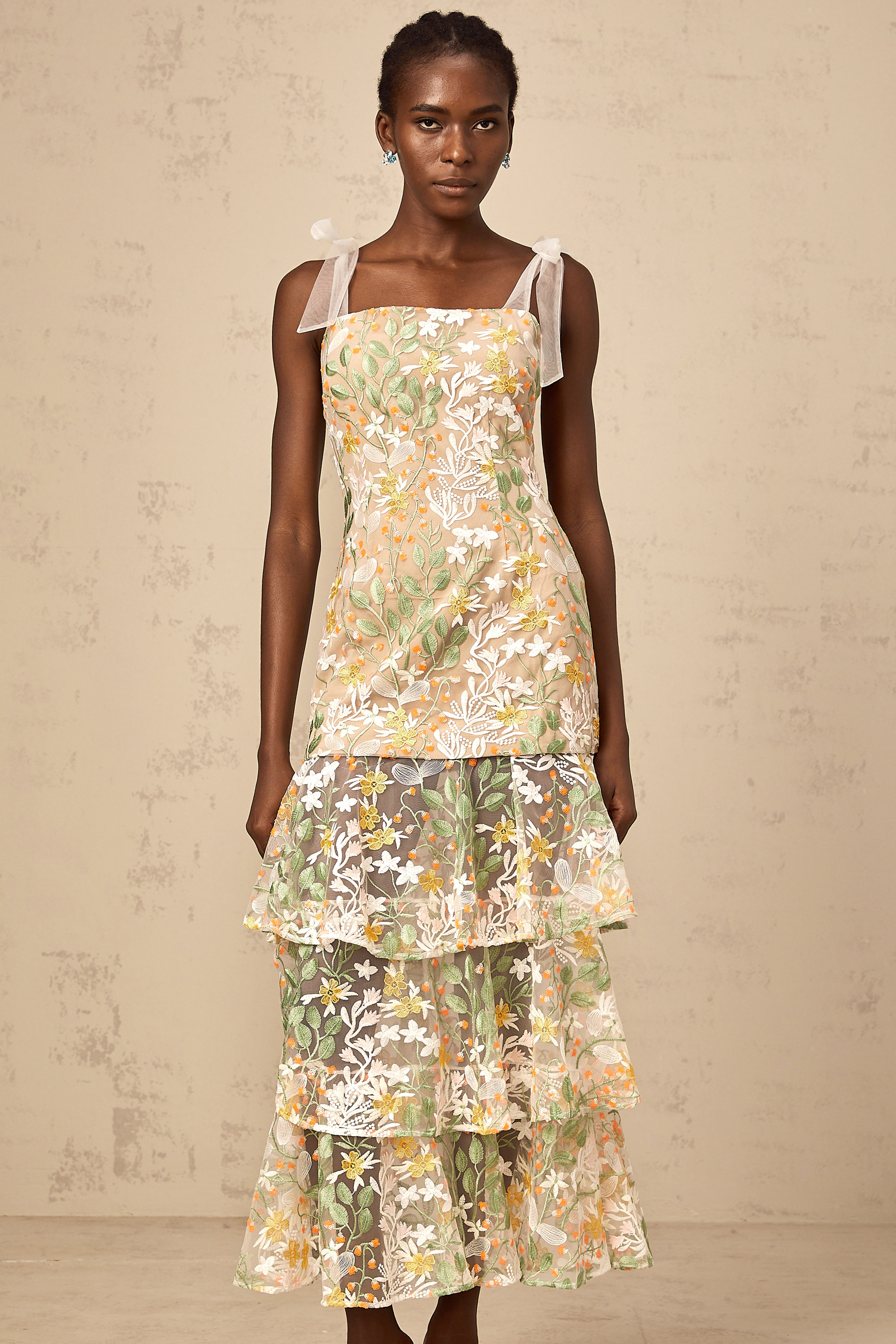 فستان بيرينيس متوسط الطول مطرز بالزهور باللون الأبيض