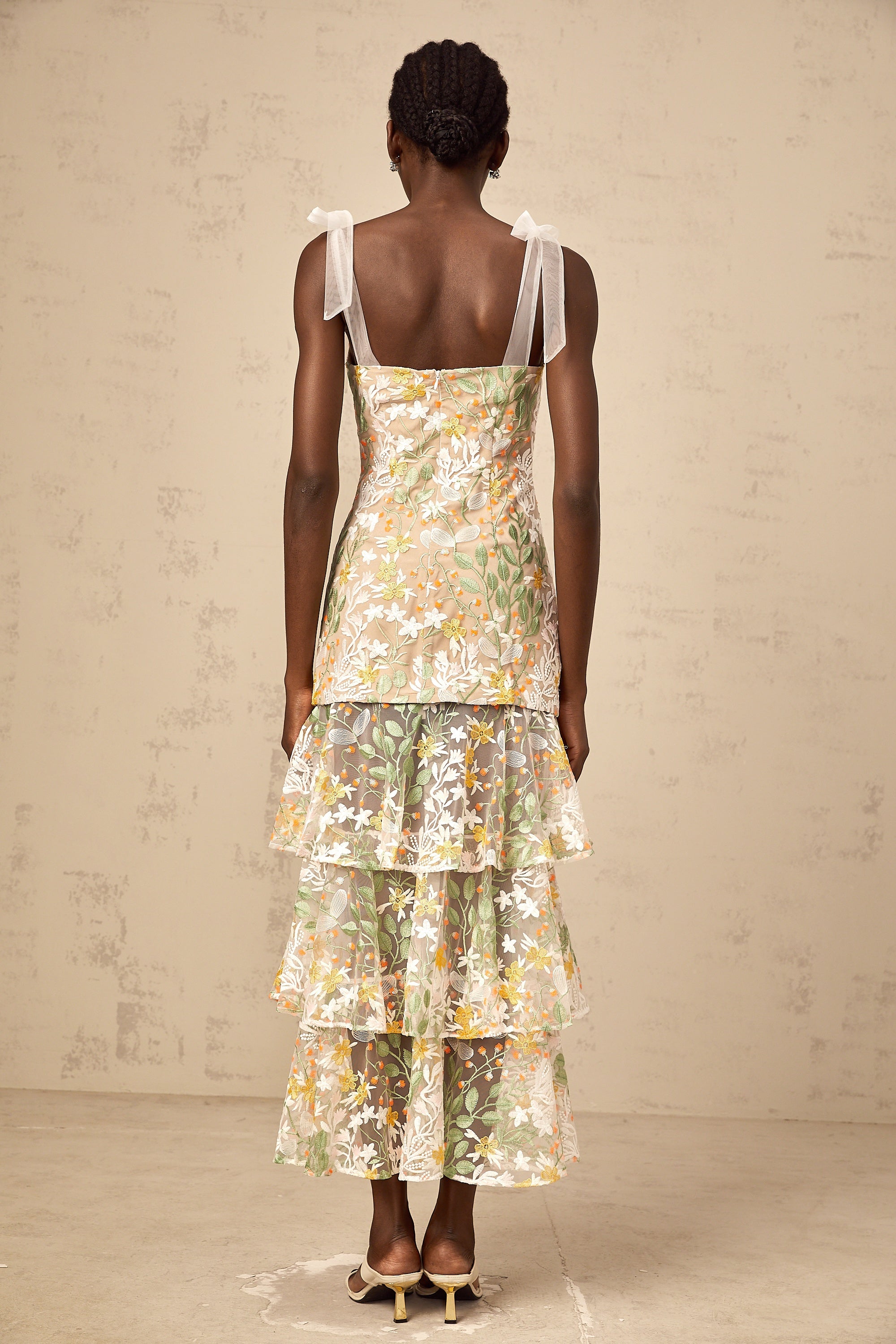 فستان بيرينيس متوسط الطول مطرز بالزهور باللون الأبيض