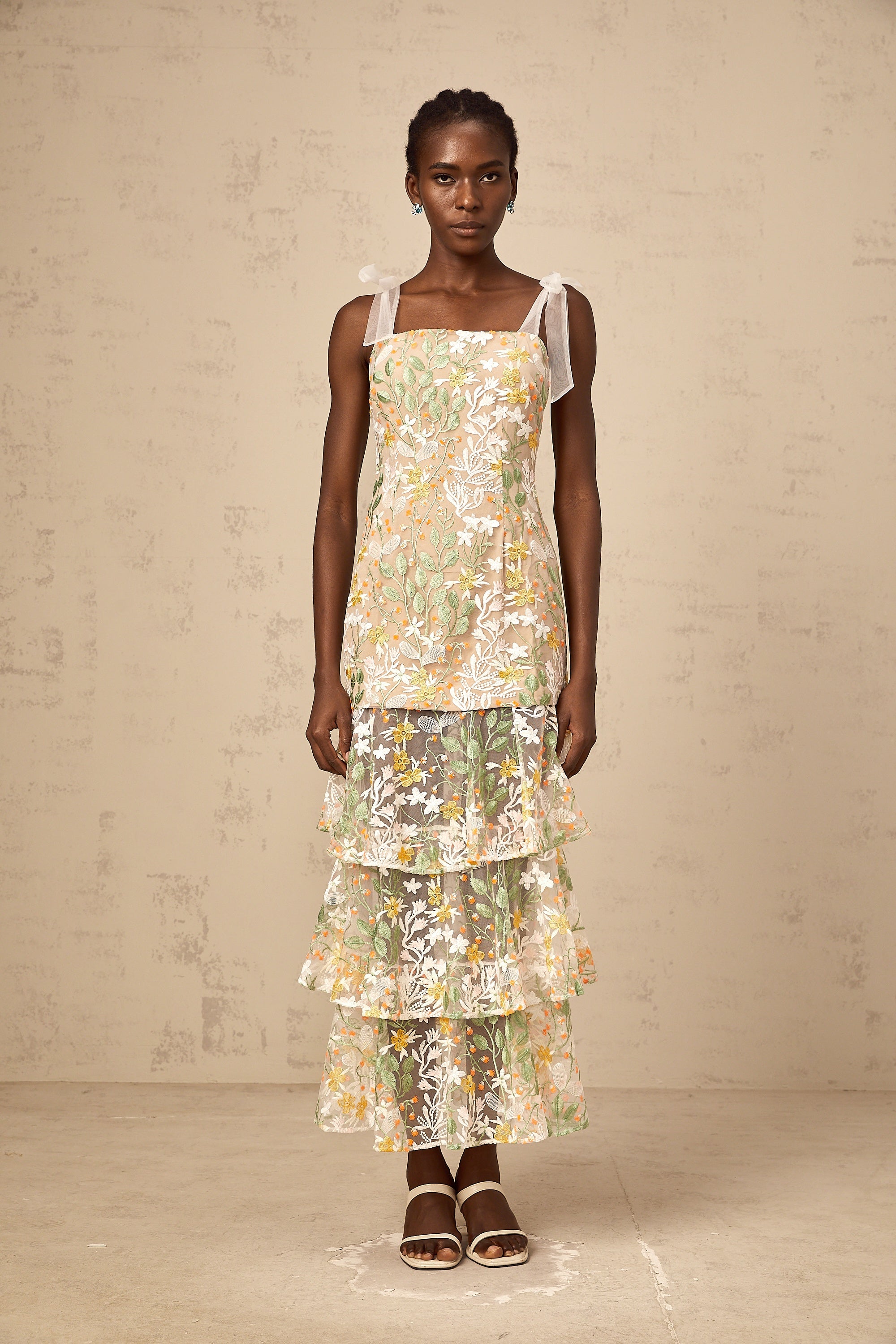 فستان بيرينيس متوسط الطول مطرز بالزهور باللون الأبيض