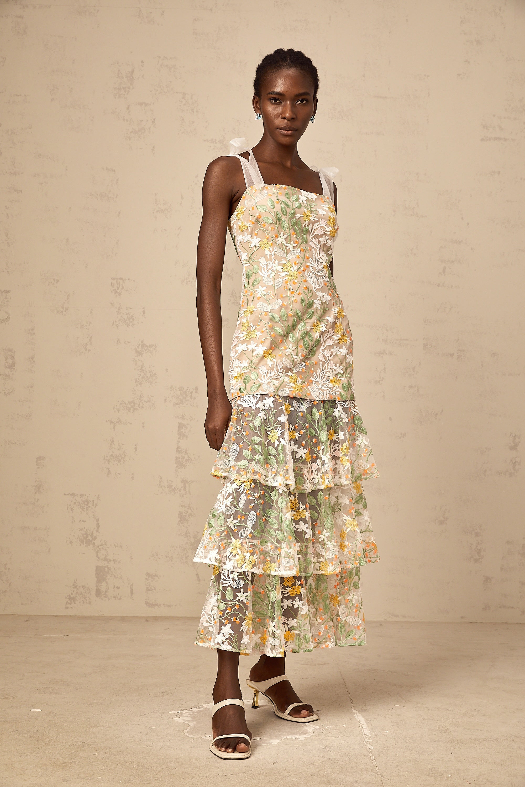 فستان بيرينيس متوسط الطول مطرز بالزهور باللون الأبيض