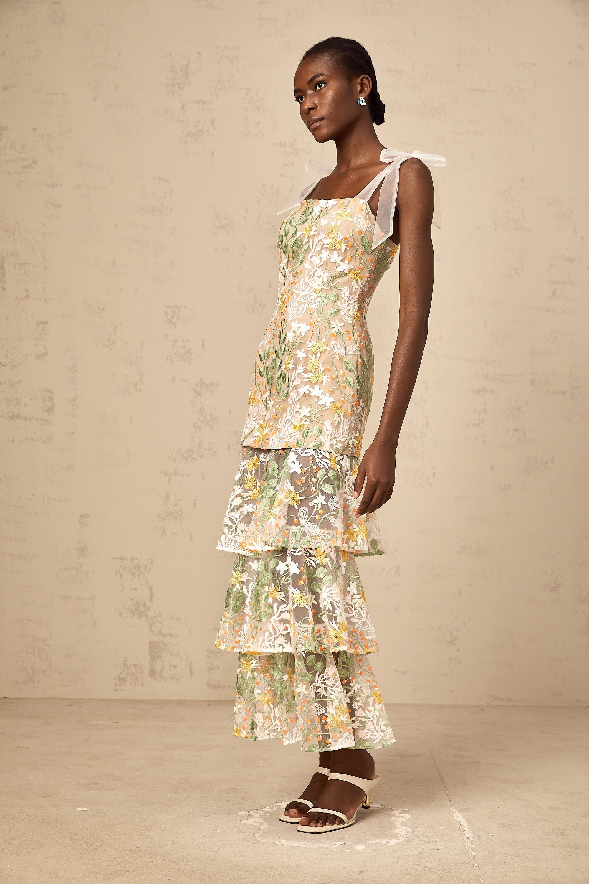 فستان بيرينيس متوسط الطول مطرز بالزهور باللون الأبيض