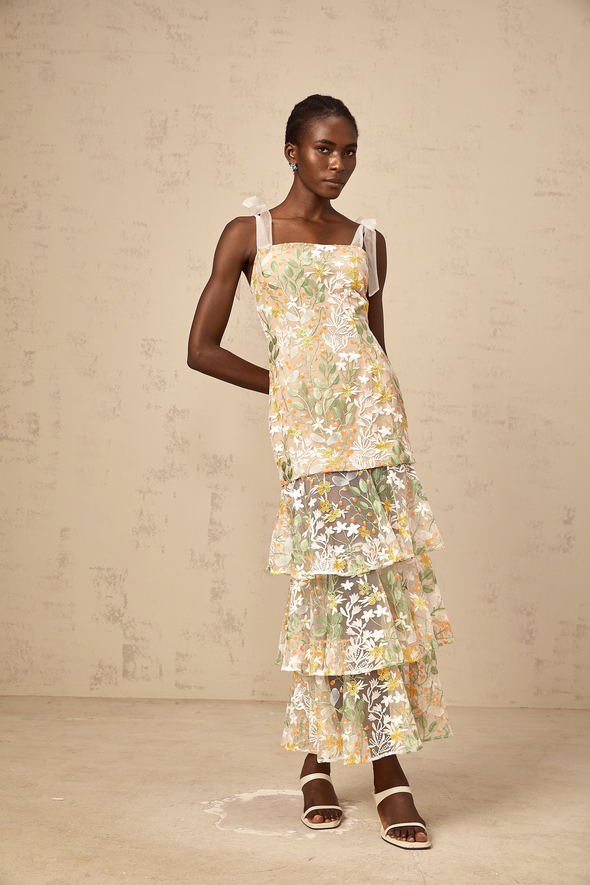 فستان بيرينيس متوسط الطول مطرز بالزهور باللون الأبيض