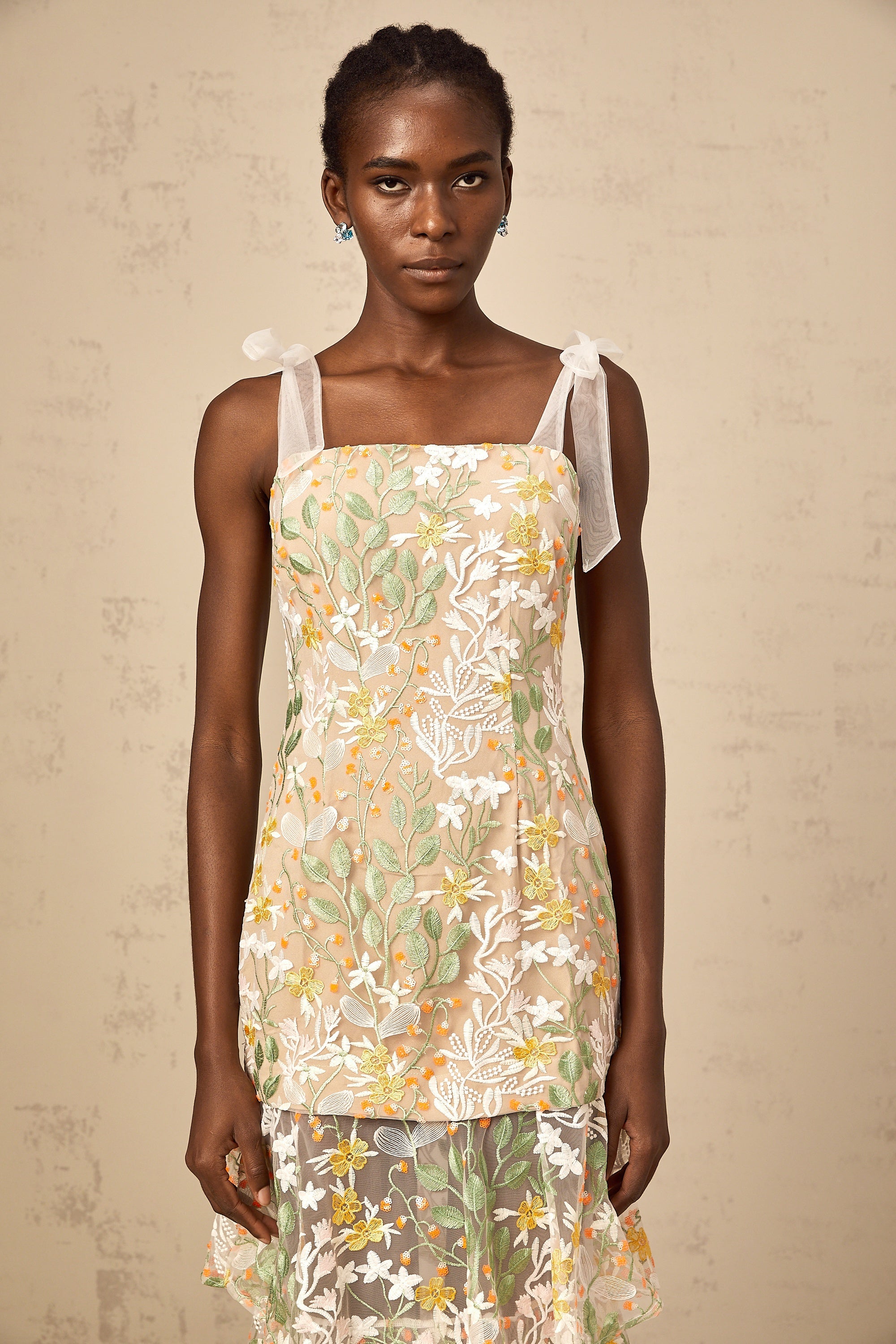 فستان بيرينيس متوسط الطول مطرز بالزهور باللون الأبيض