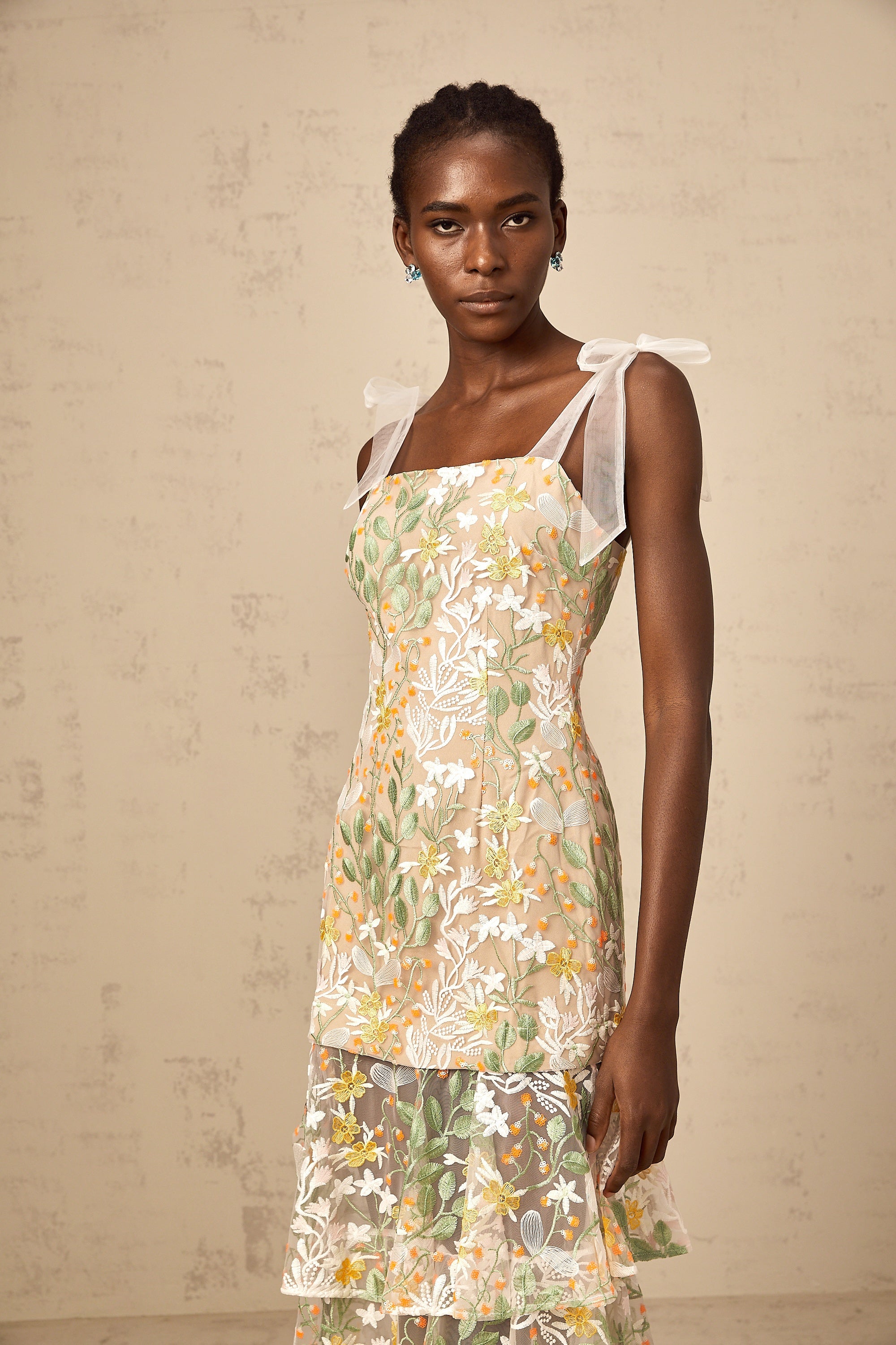 فستان بيرينيس متوسط الطول مطرز بالزهور باللون الأبيض