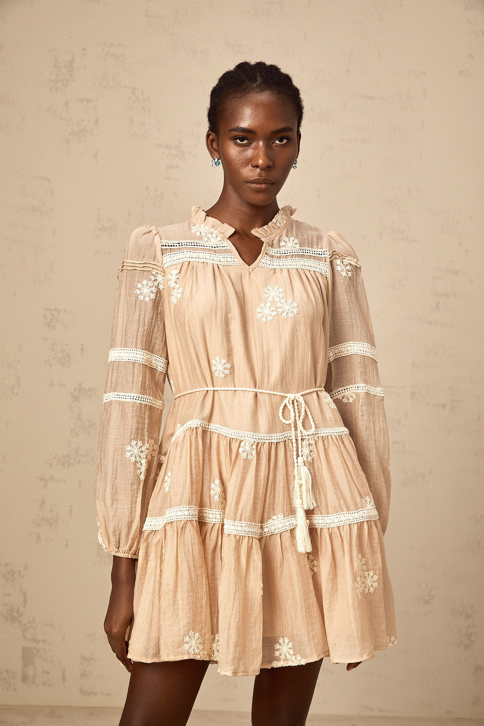 فستان مارغو قصير متعدد الطبقات مطرز بالزهور بألوان محايدة