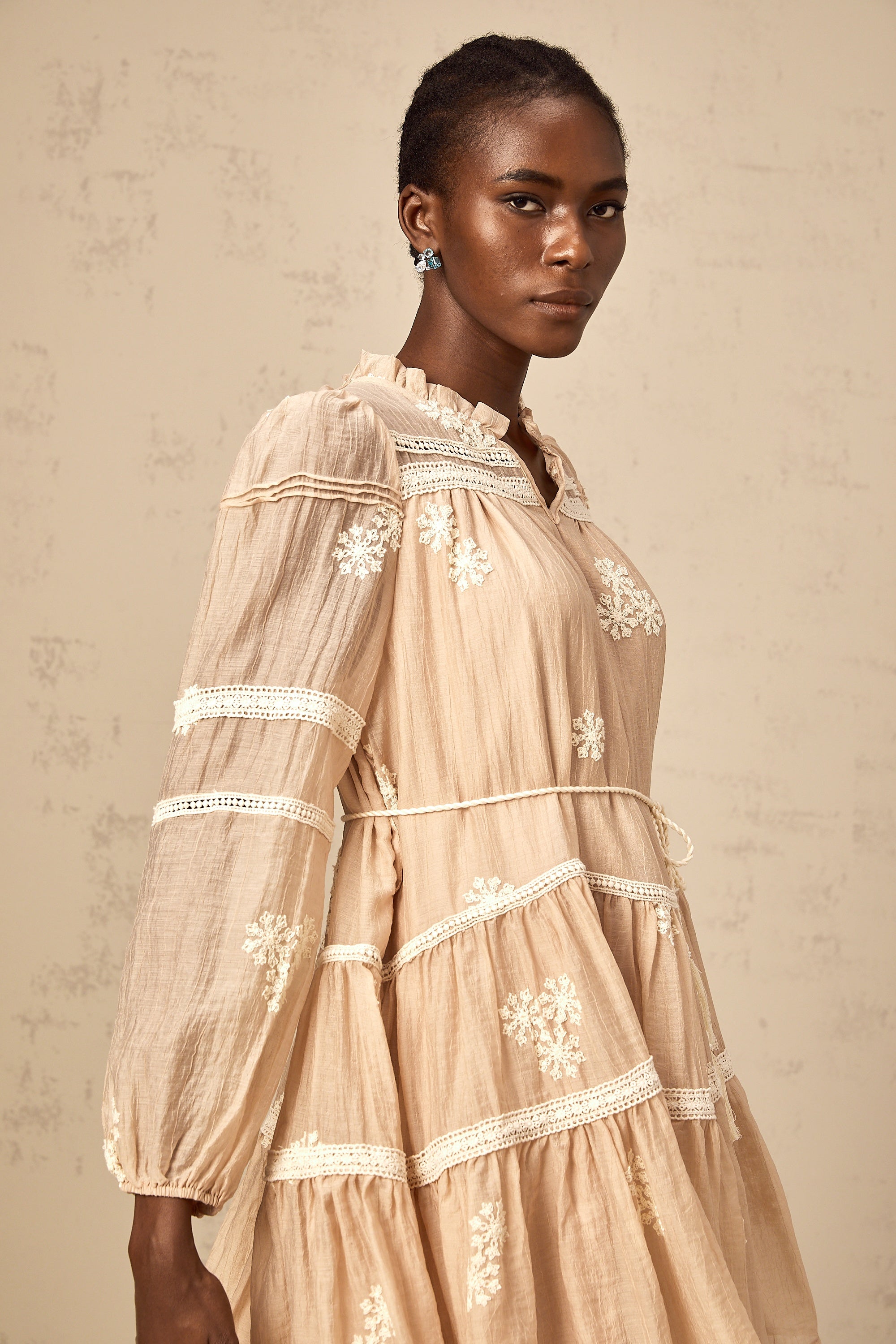 فستان مارغو قصير متعدد الطبقات مطرز بالزهور بألوان محايدة