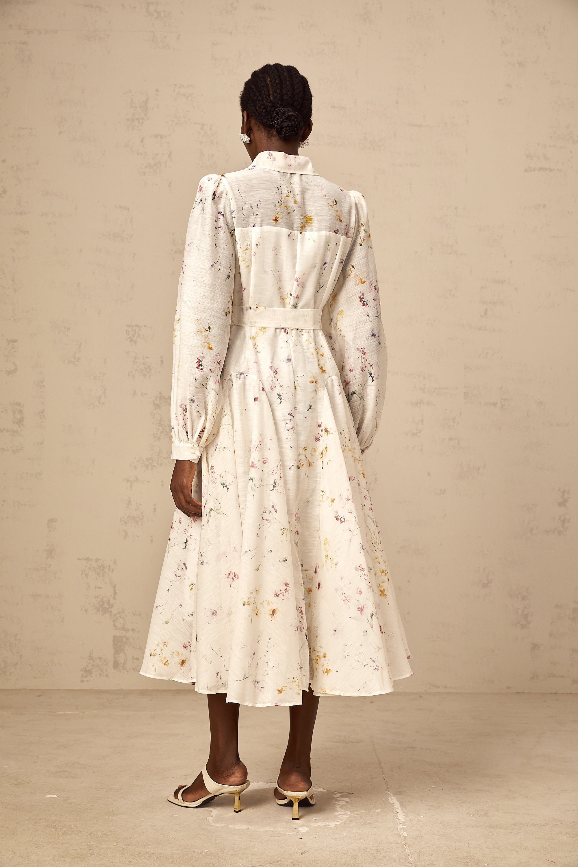 فستان زوي متوسط الطول بطبعة زهور باللون الأبيض