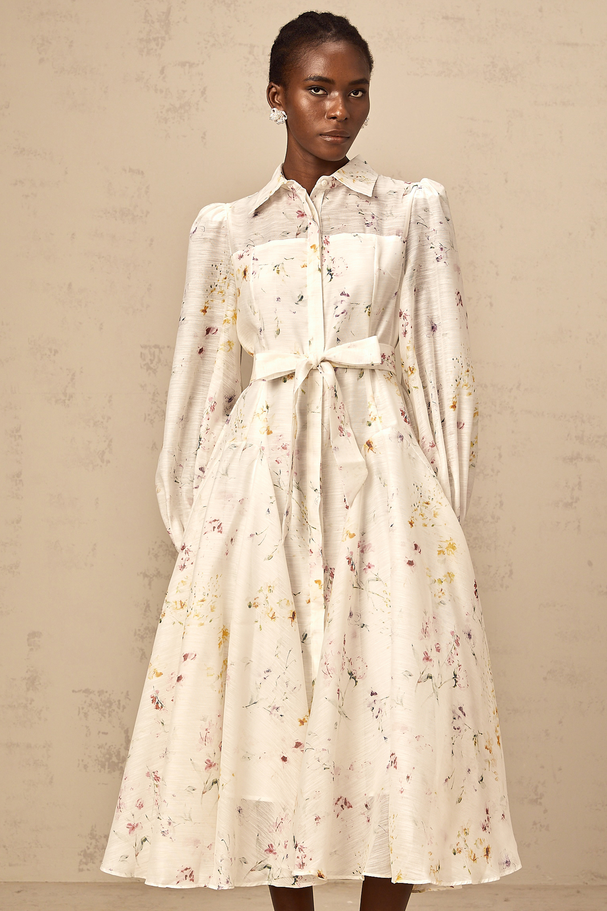 فستان زوي متوسط الطول بطبعة زهور باللون الأبيض