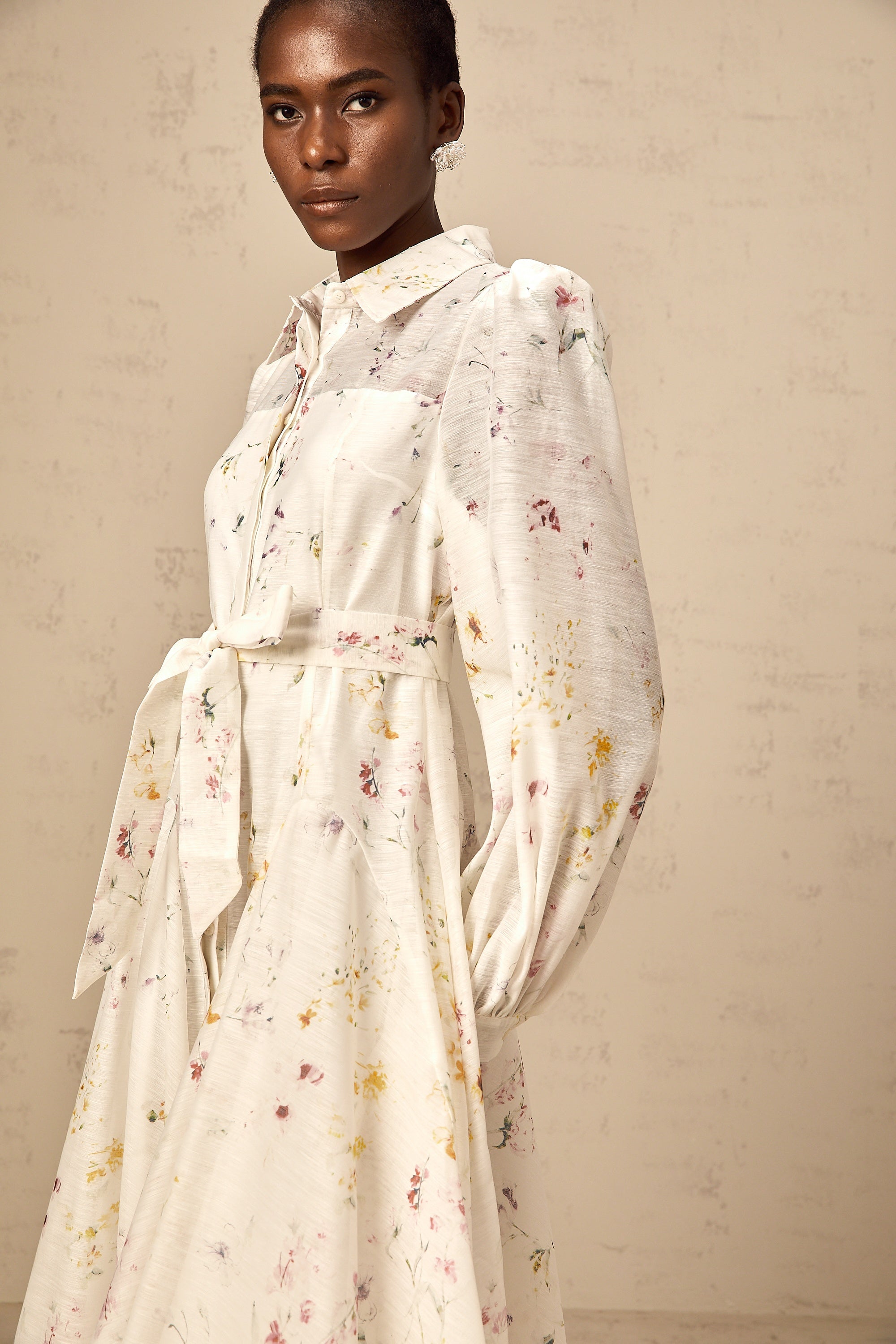 فستان زوي متوسط الطول بطبعة زهور باللون الأبيض