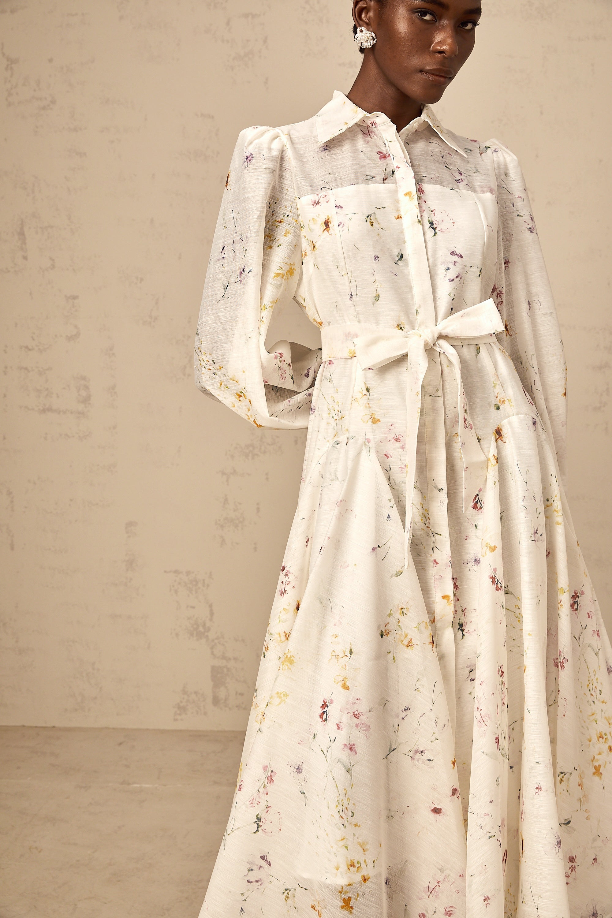 فستان زوي متوسط الطول بطبعة زهور باللون الأبيض