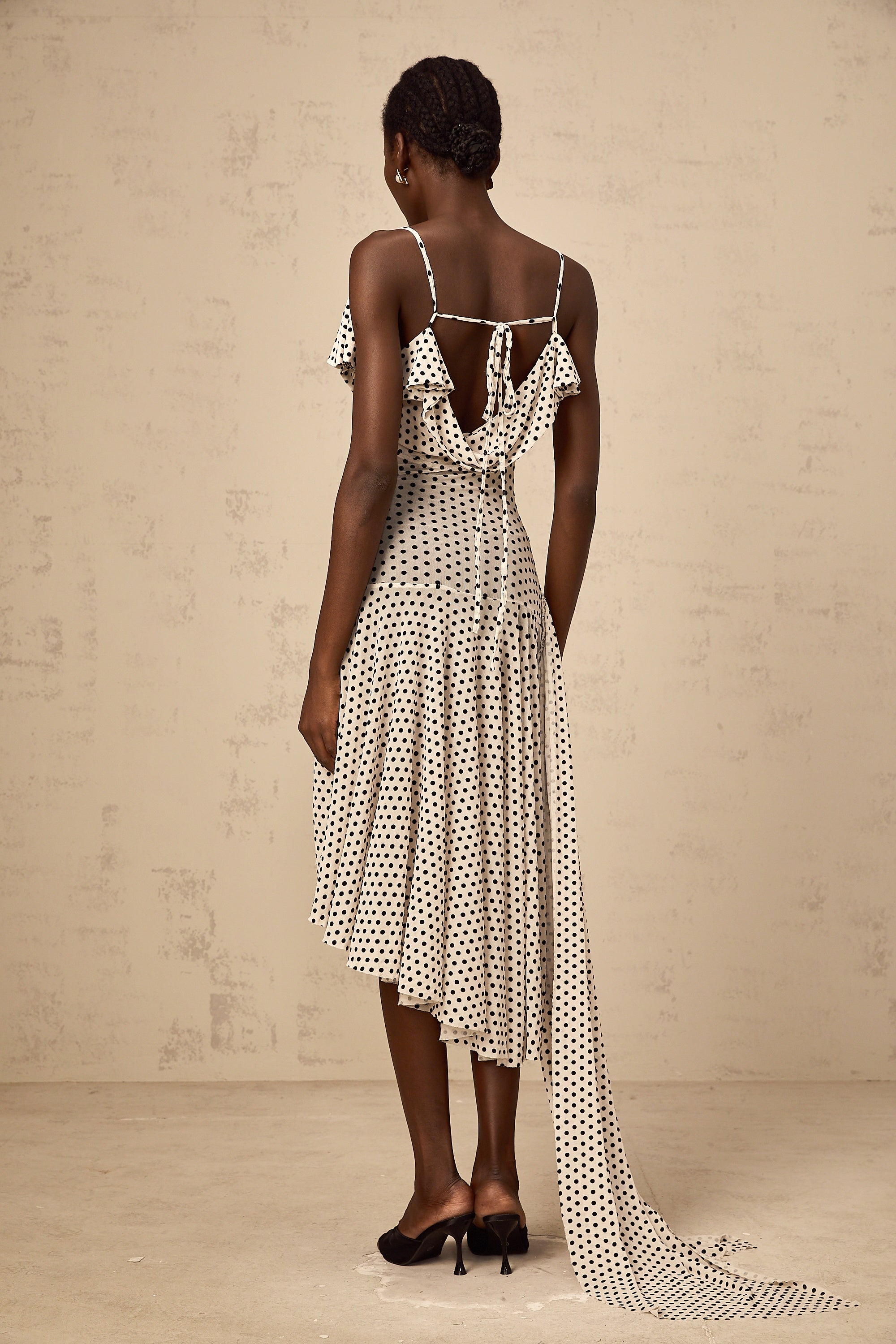 فستان فيرونيكا الأبيض المنقط غير المتماثل متوسط الطول