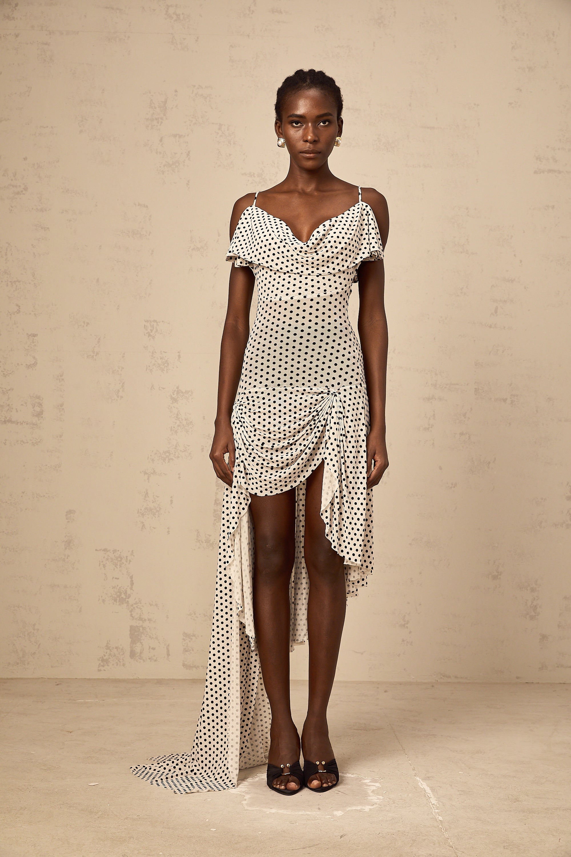 فستان فيرونيكا الأبيض المنقط غير المتماثل متوسط الطول