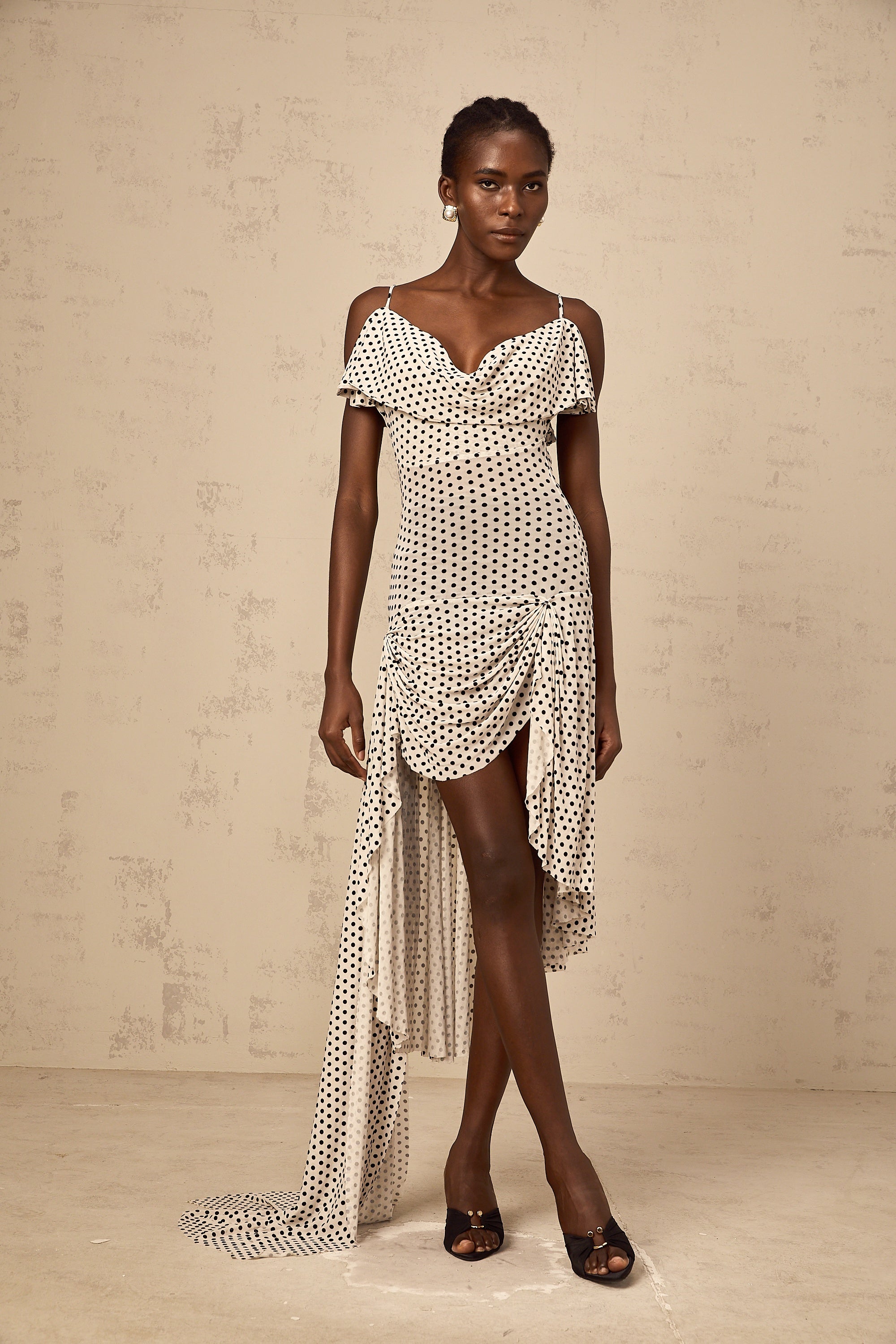 فستان فيرونيكا الأبيض المنقط غير المتماثل متوسط الطول