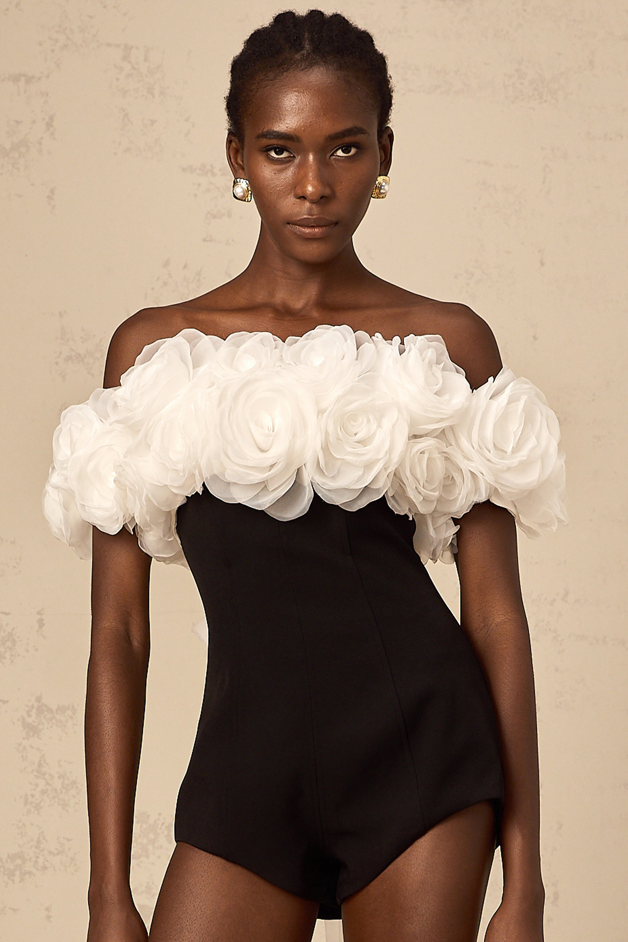 Yseut – Schwarzer, schulterfreier Playsuit mit 3D-Blütenblättern