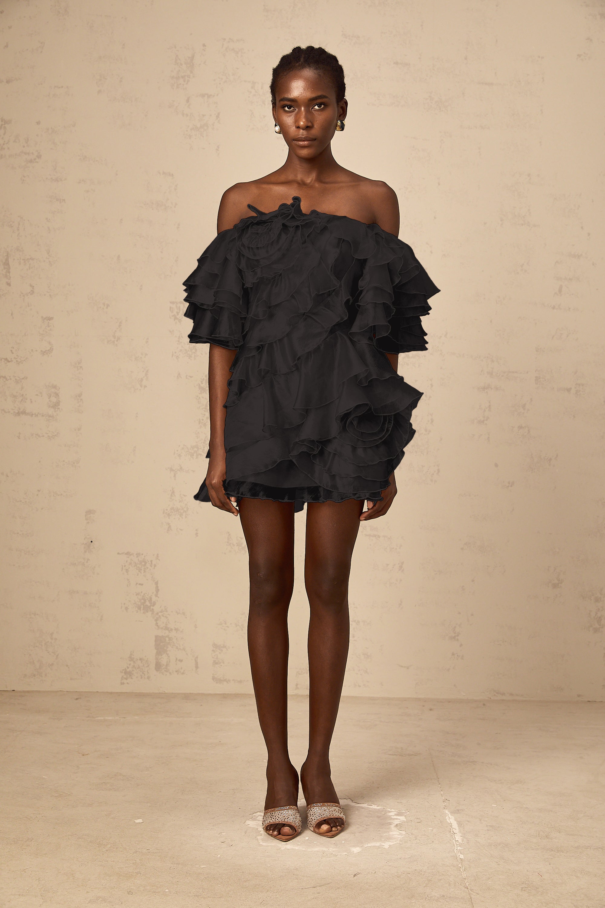 Cerise – Asymmetrisches Volant-Minikleid in Schwarz