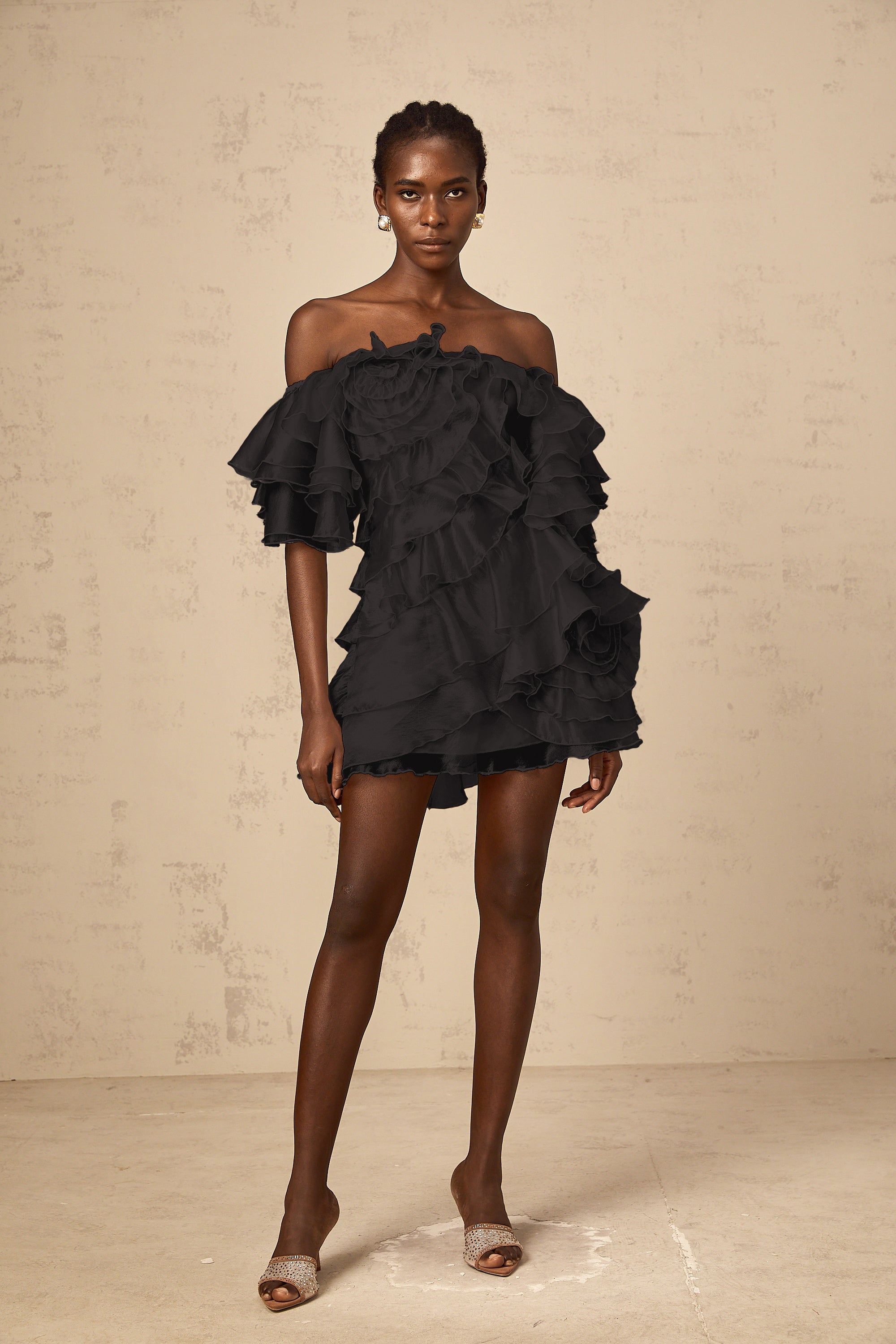 Cerise – Asymmetrisches Volant-Minikleid in Schwarz