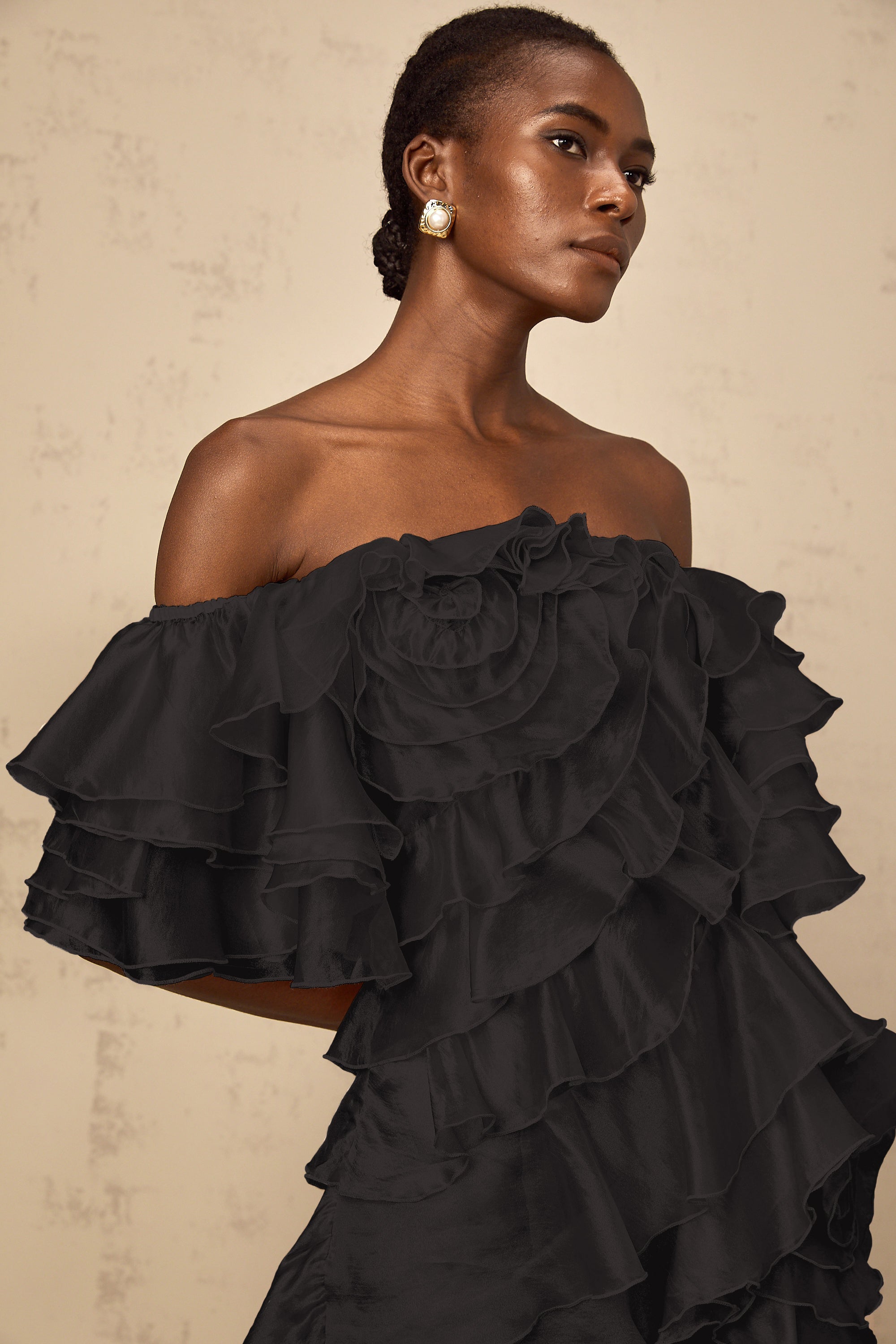 Cerise – Asymmetrisches Volant-Minikleid in Schwarz