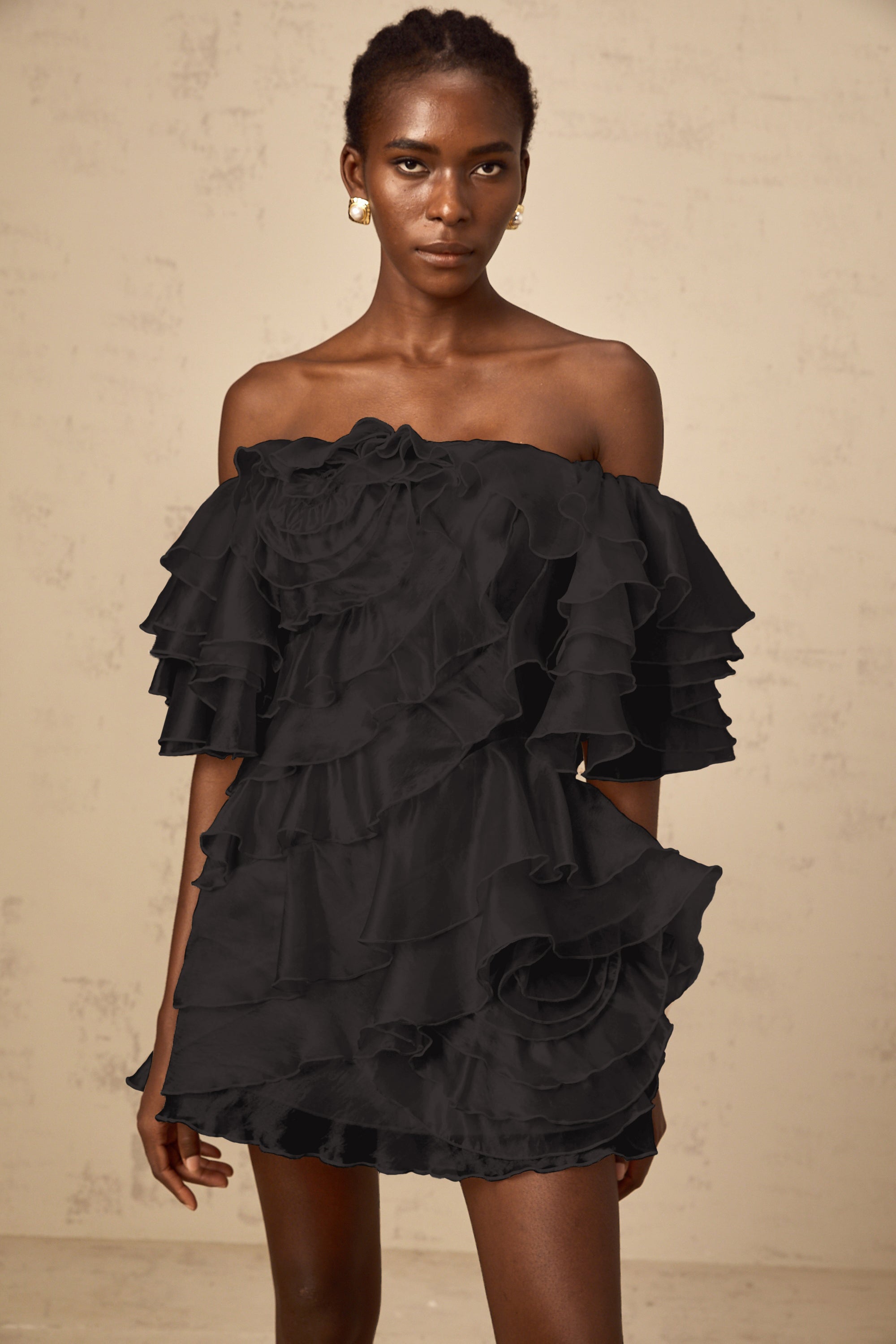 Cerise – Asymmetrisches Volant-Minikleid in Schwarz