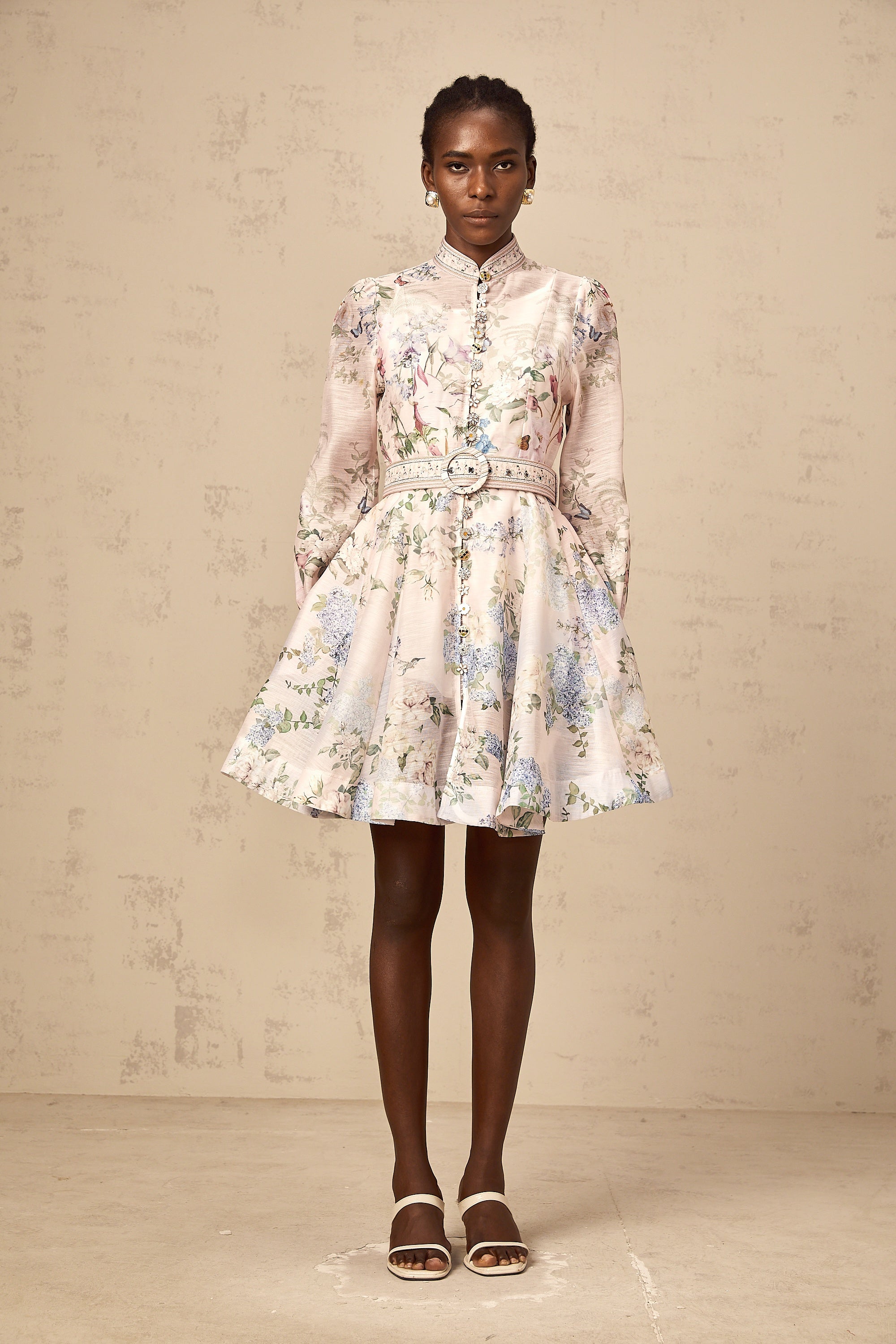 فستان فابيان قصير بطبعة زهور باللون الوردي الفاتح