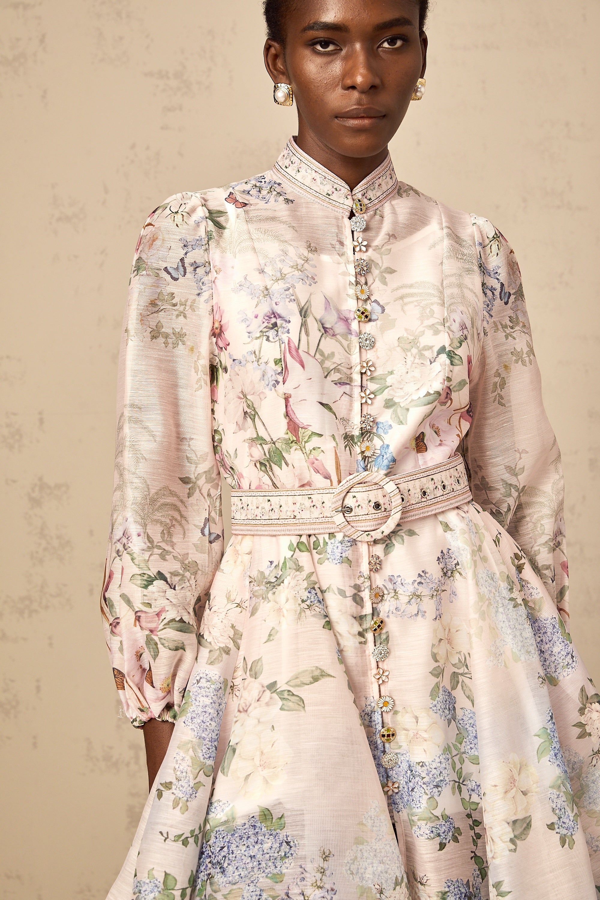 فستان فابيان قصير بطبعة زهور باللون الوردي الفاتح