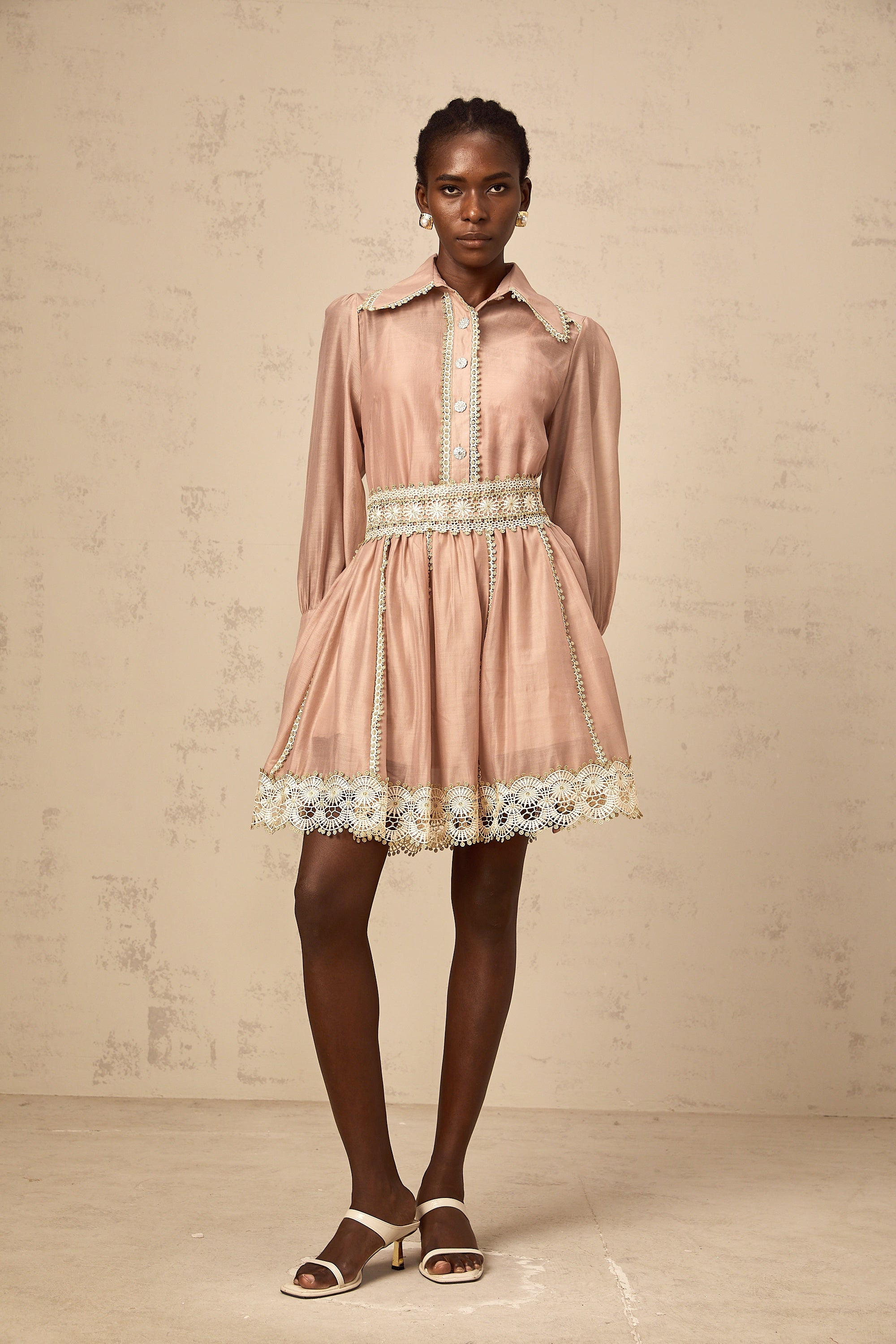 طقم زازي من قميص وتنورة متناسقين بحواف دانتيل باللون الوردي السلموني