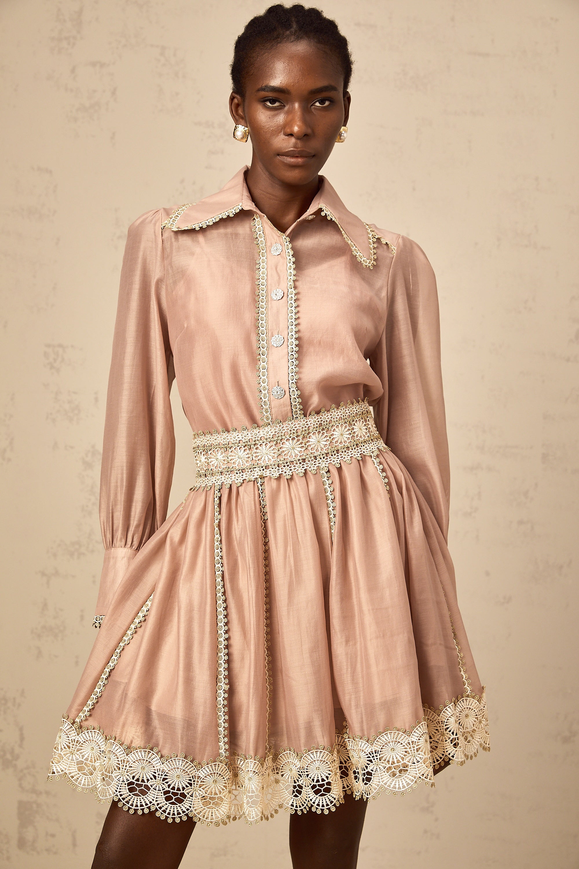 طقم زازي من قميص وتنورة متناسقين بحواف دانتيل باللون الوردي السلموني