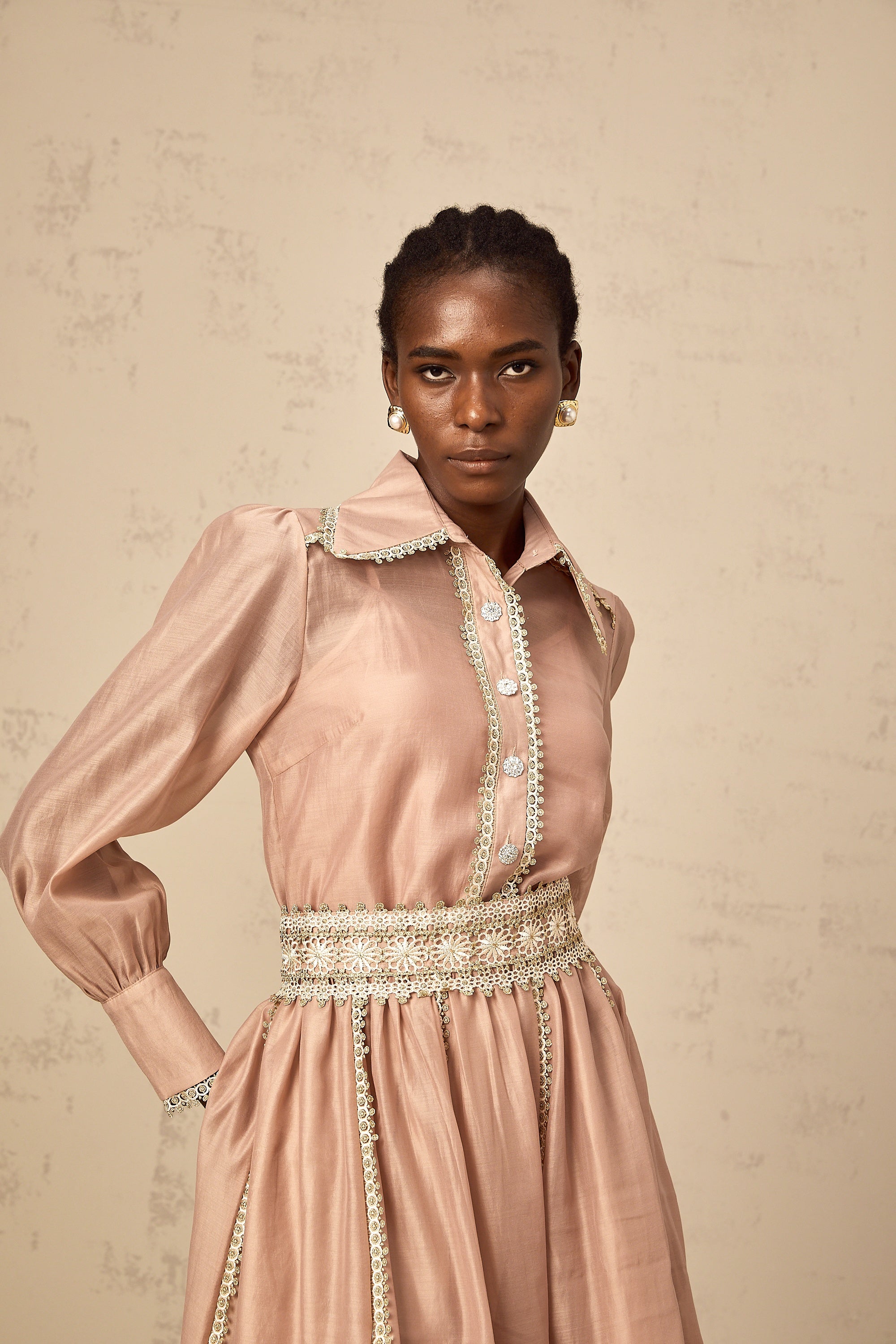 طقم زازي من قميص وتنورة متناسقين بحواف دانتيل باللون الوردي السلموني