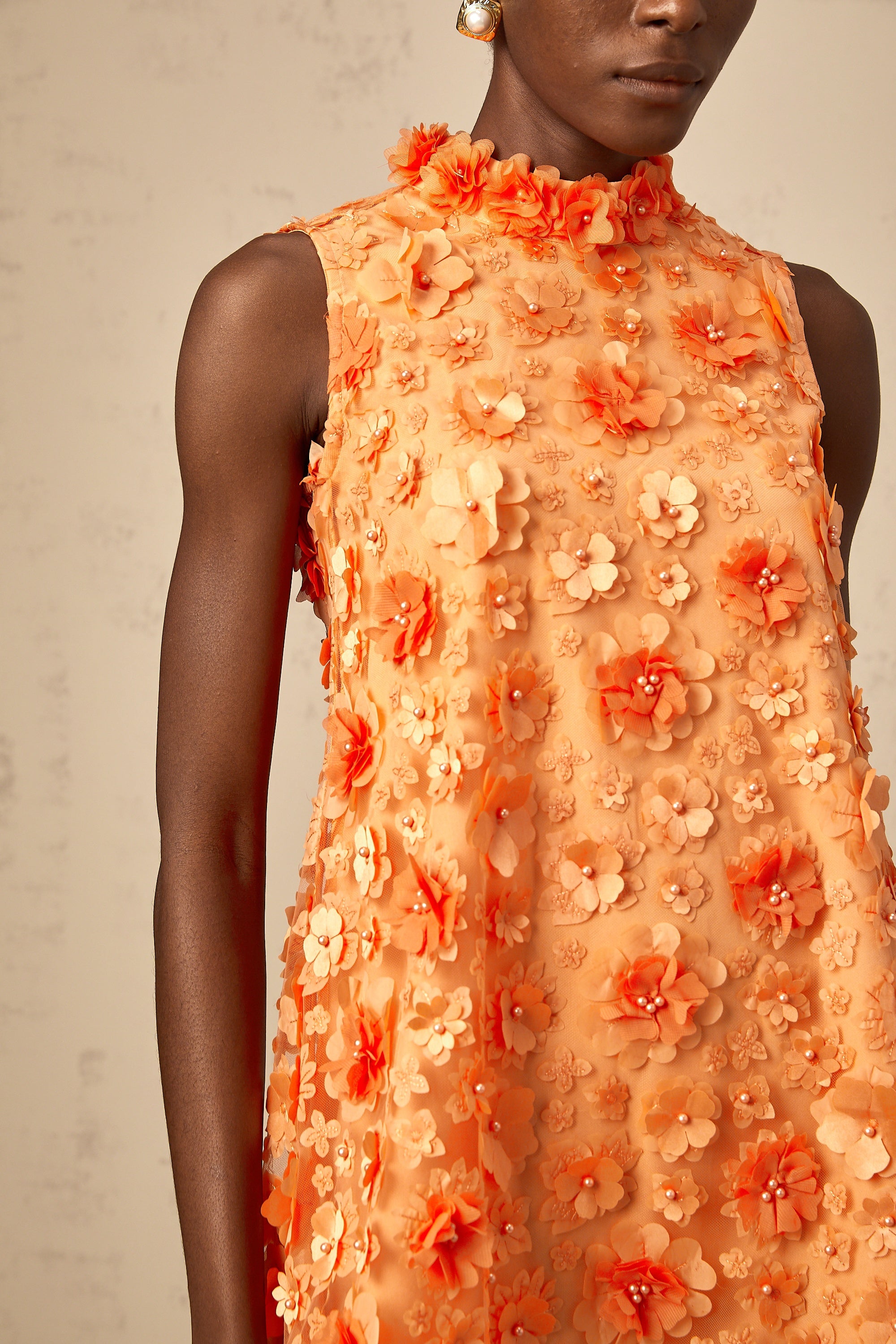 فستان قصير بزهرة صناعية برتقالي من تصميم Orphée