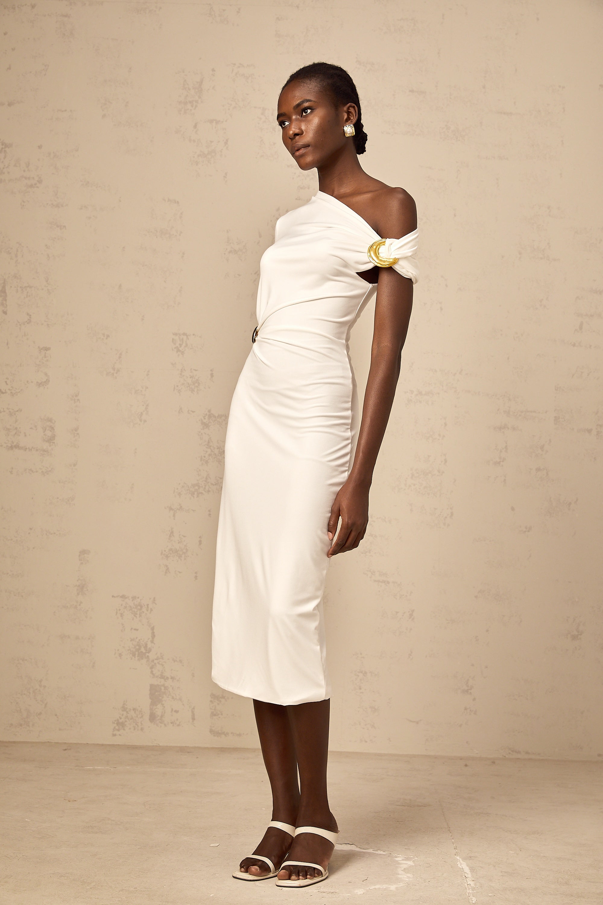 Béryl weißes asymmetrisches Midikleid mit Schnalle