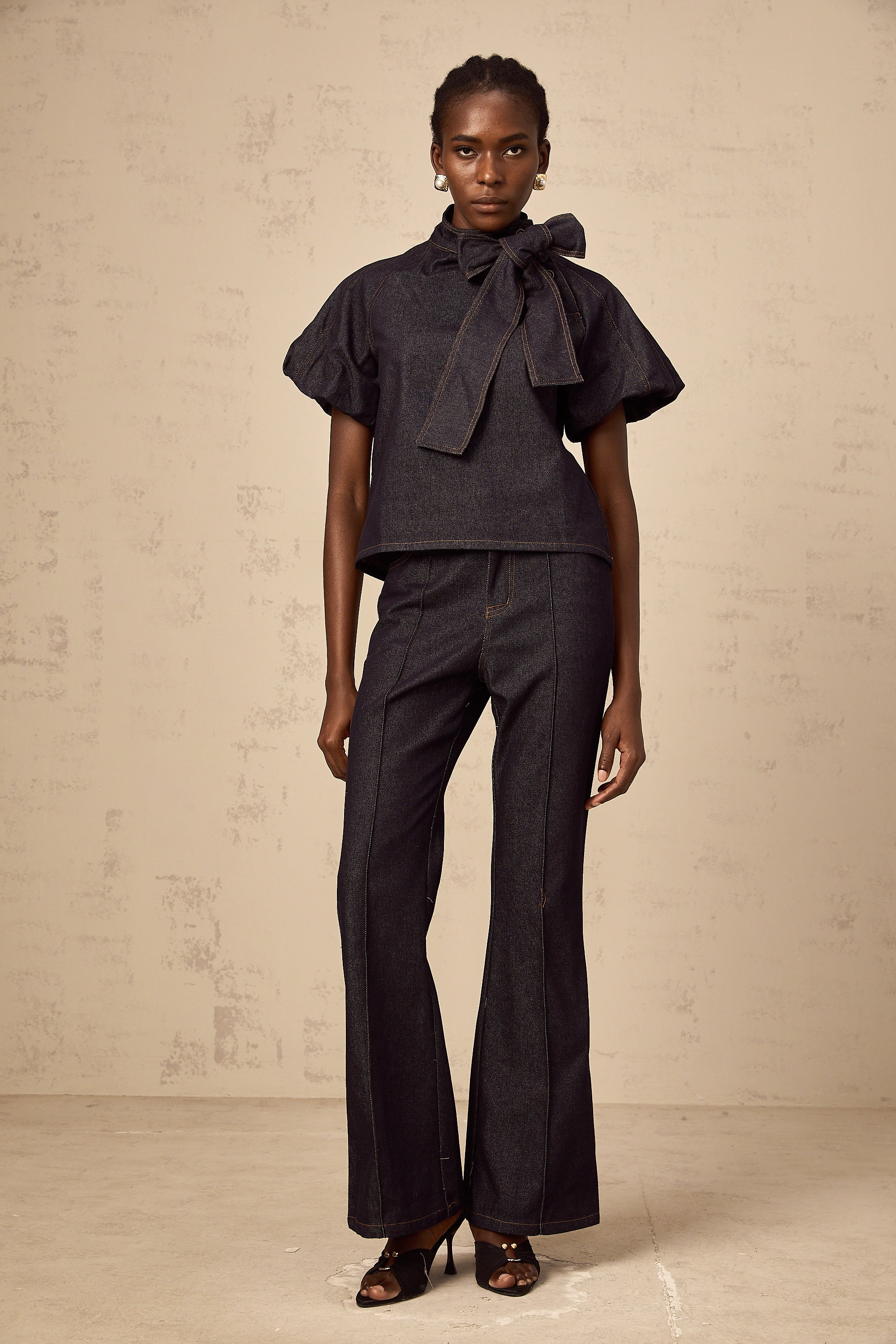 طقم روكسان من بلوزة جينز بخياطة متباينة باللون الأزرق النيلي مع بنطال جينز