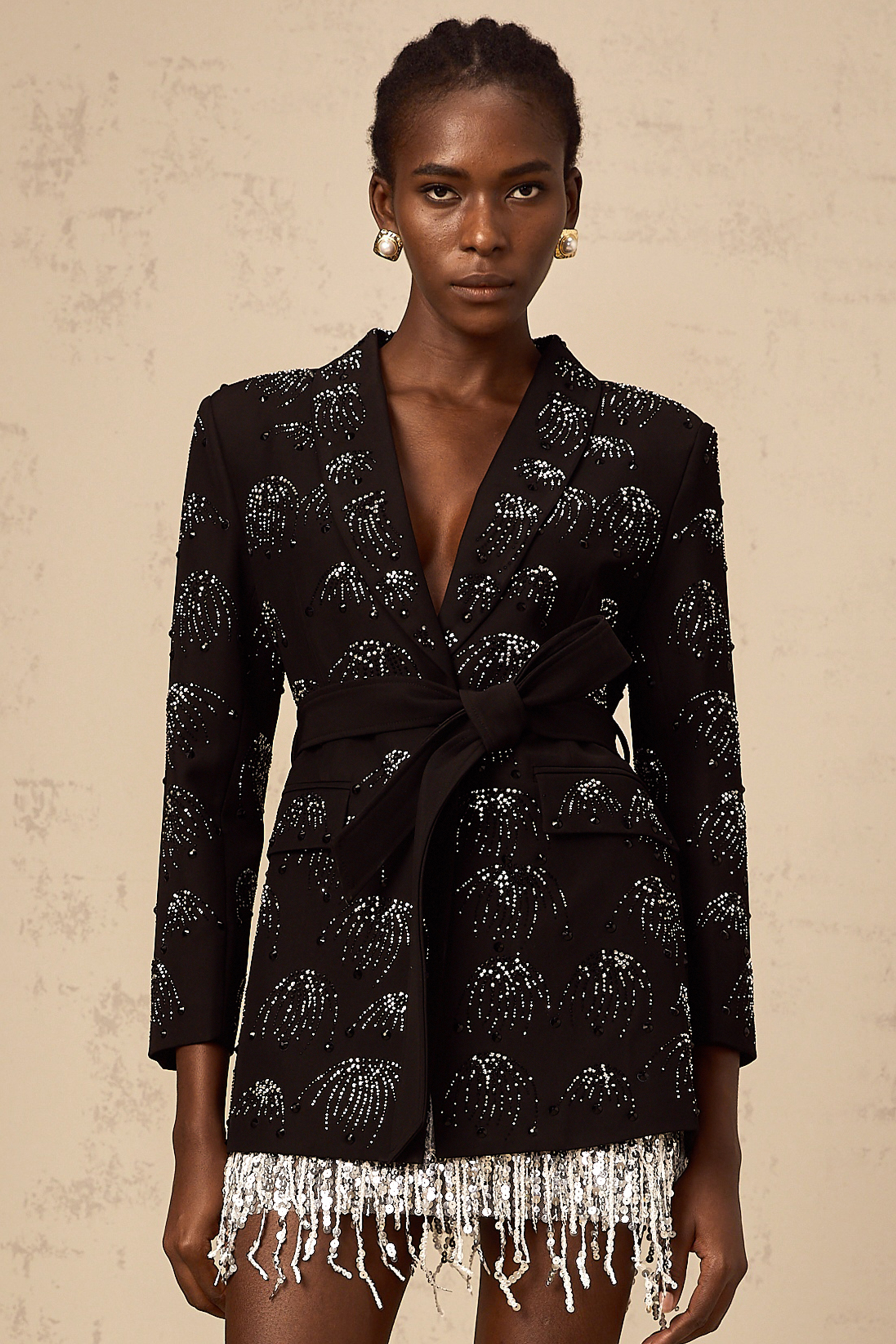 سترة سوداء بحزام مرصعة بأحجار الراين