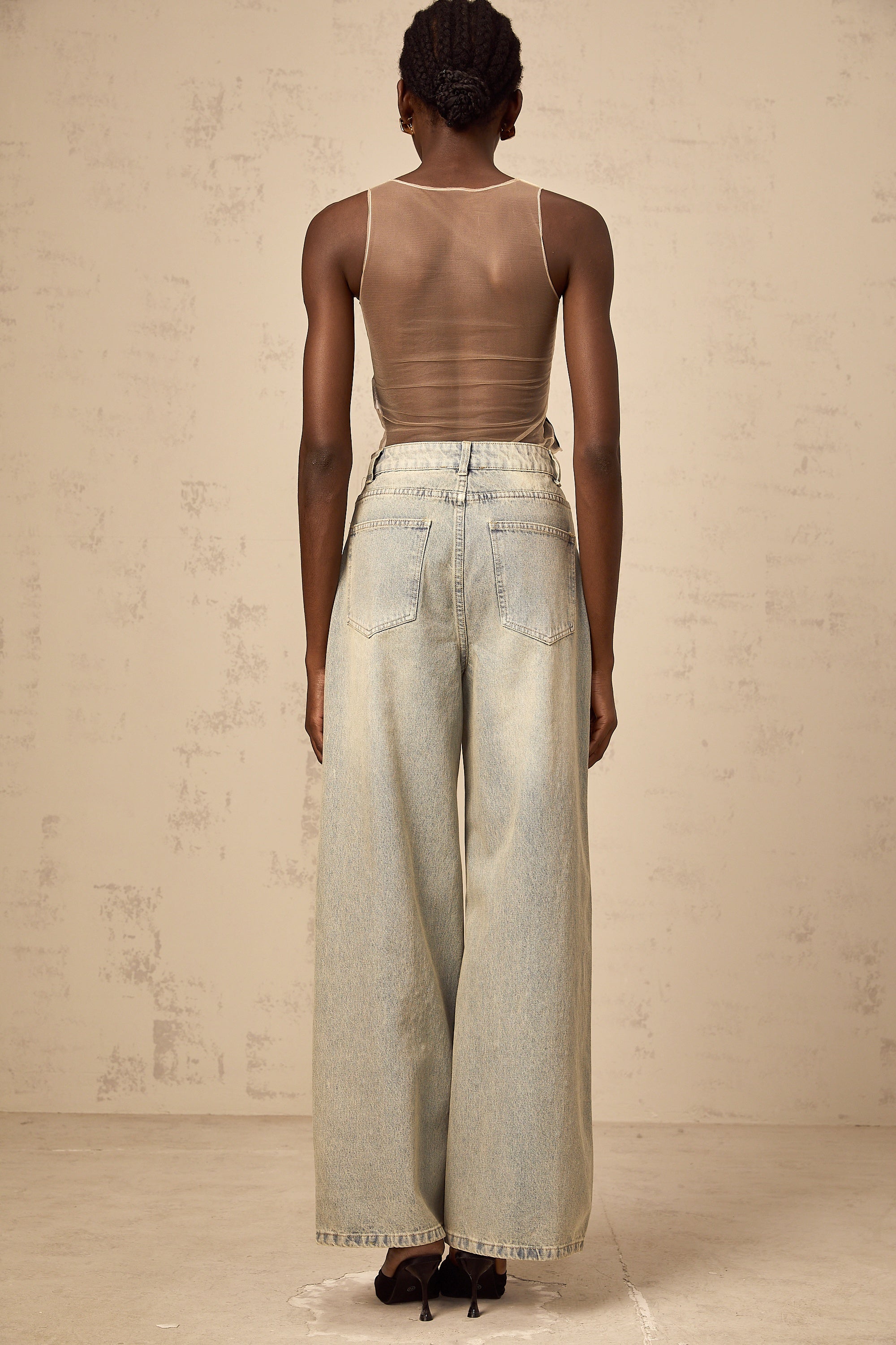 بدلة جسم شفافة من قماش الدنيم باللون الأزرق الرملي