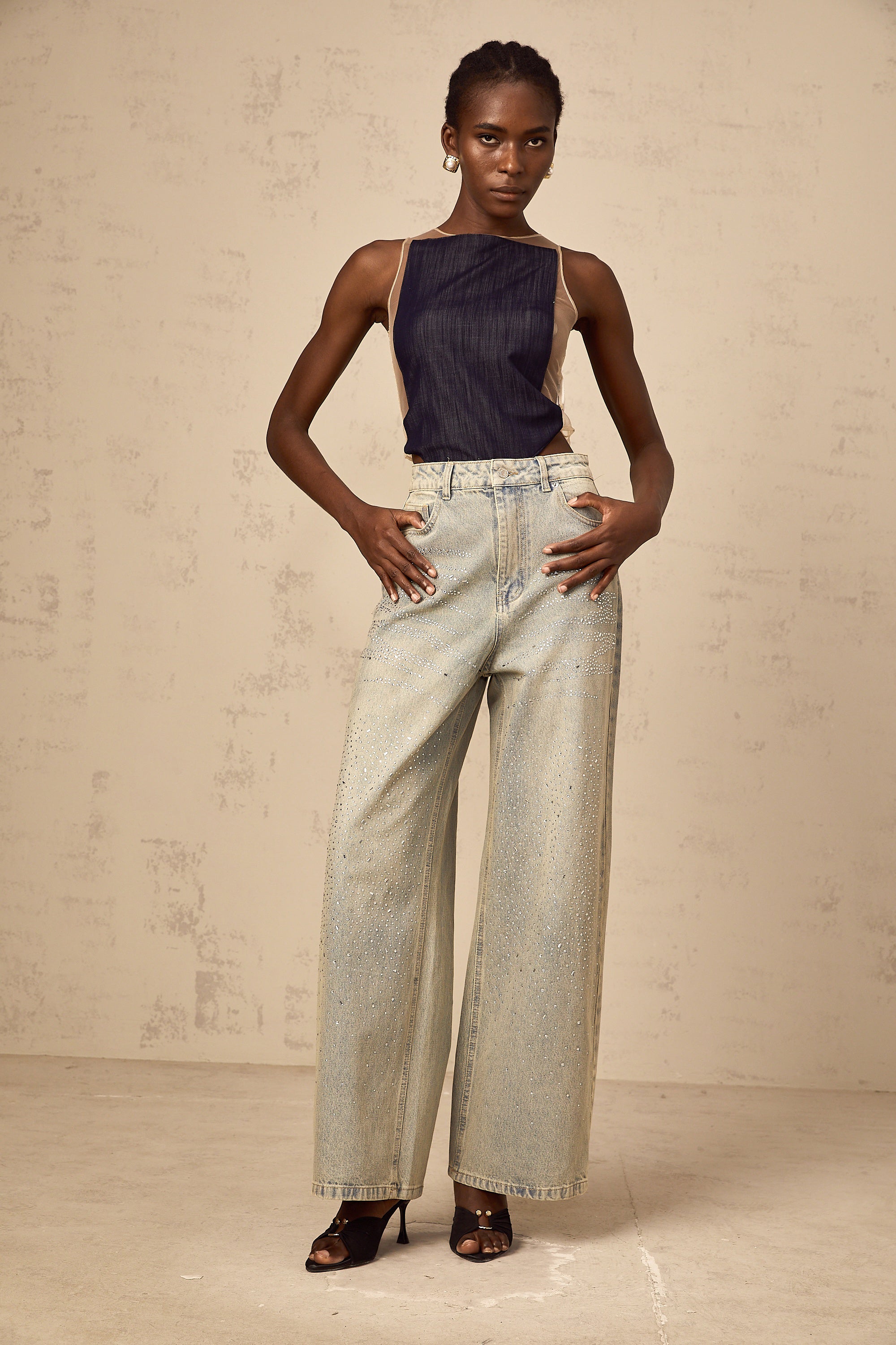 بدلة جسم شفافة من قماش الدنيم باللون الأزرق الرملي