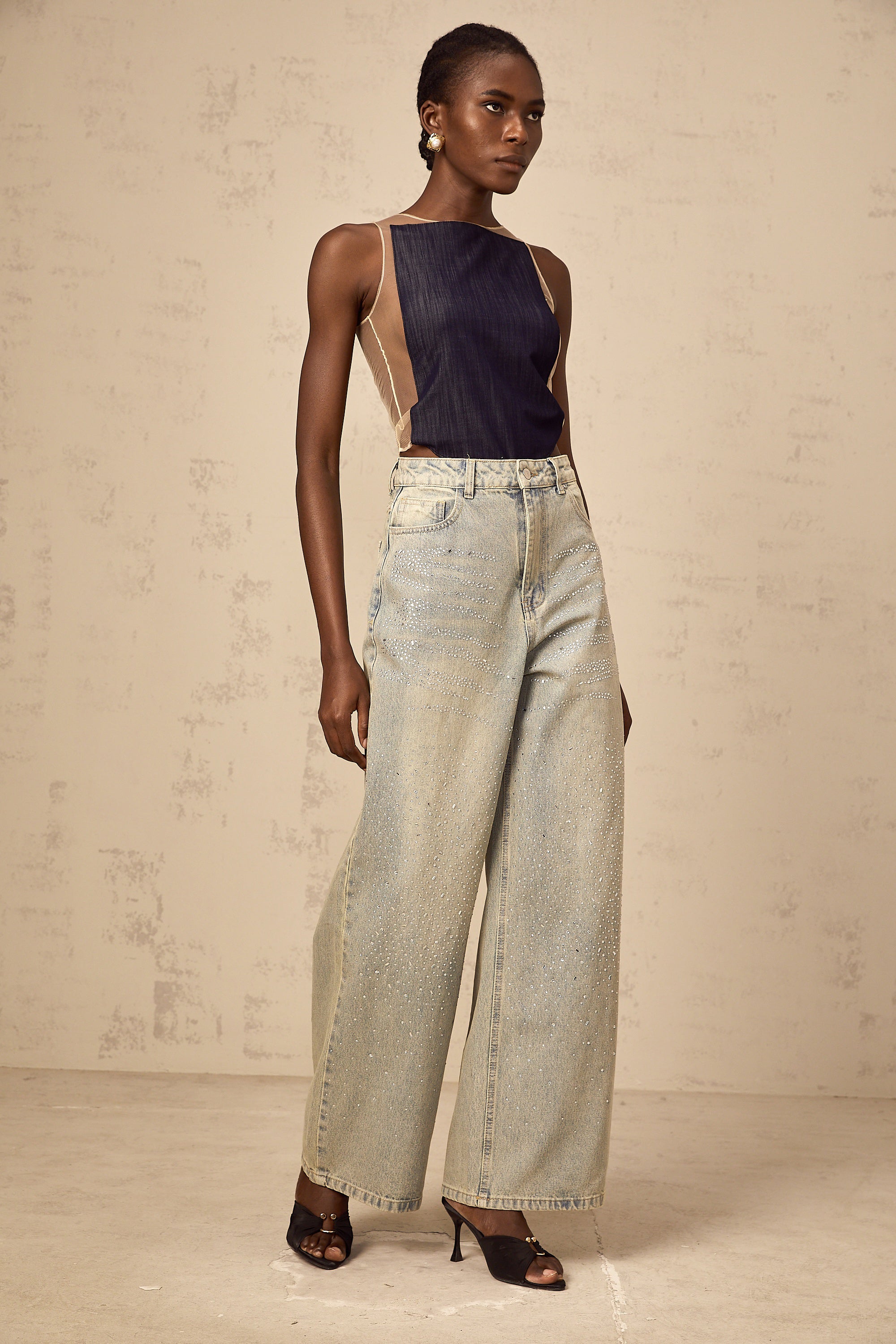 بدلة جسم شفافة من قماش الدنيم باللون الأزرق الرملي