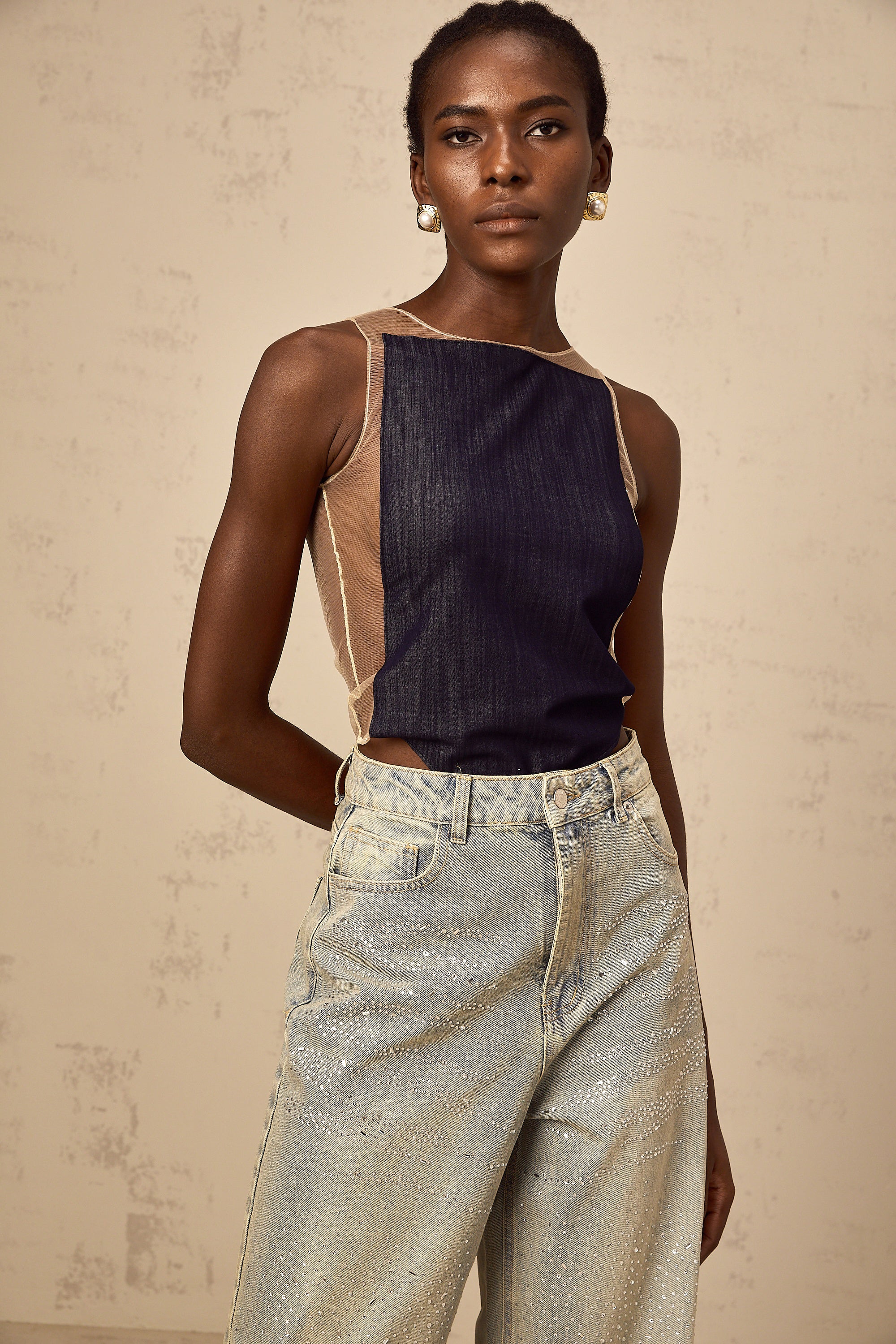 بدلة جسم شفافة من قماش الدنيم باللون الأزرق الرملي