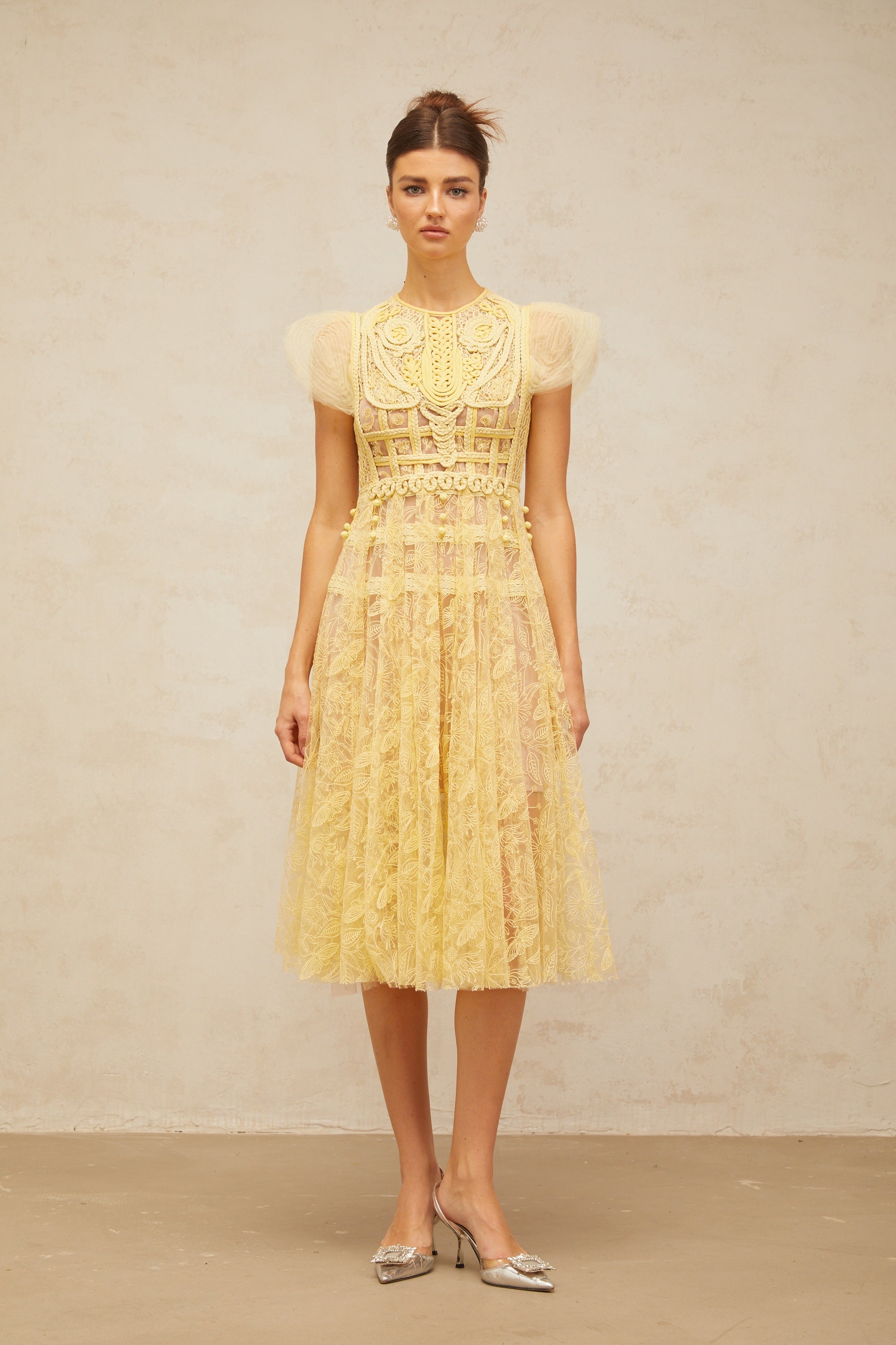 فستان فيرونيك متوسط الطول مطوي ومطرز بالدانتيل باللون الأصفر