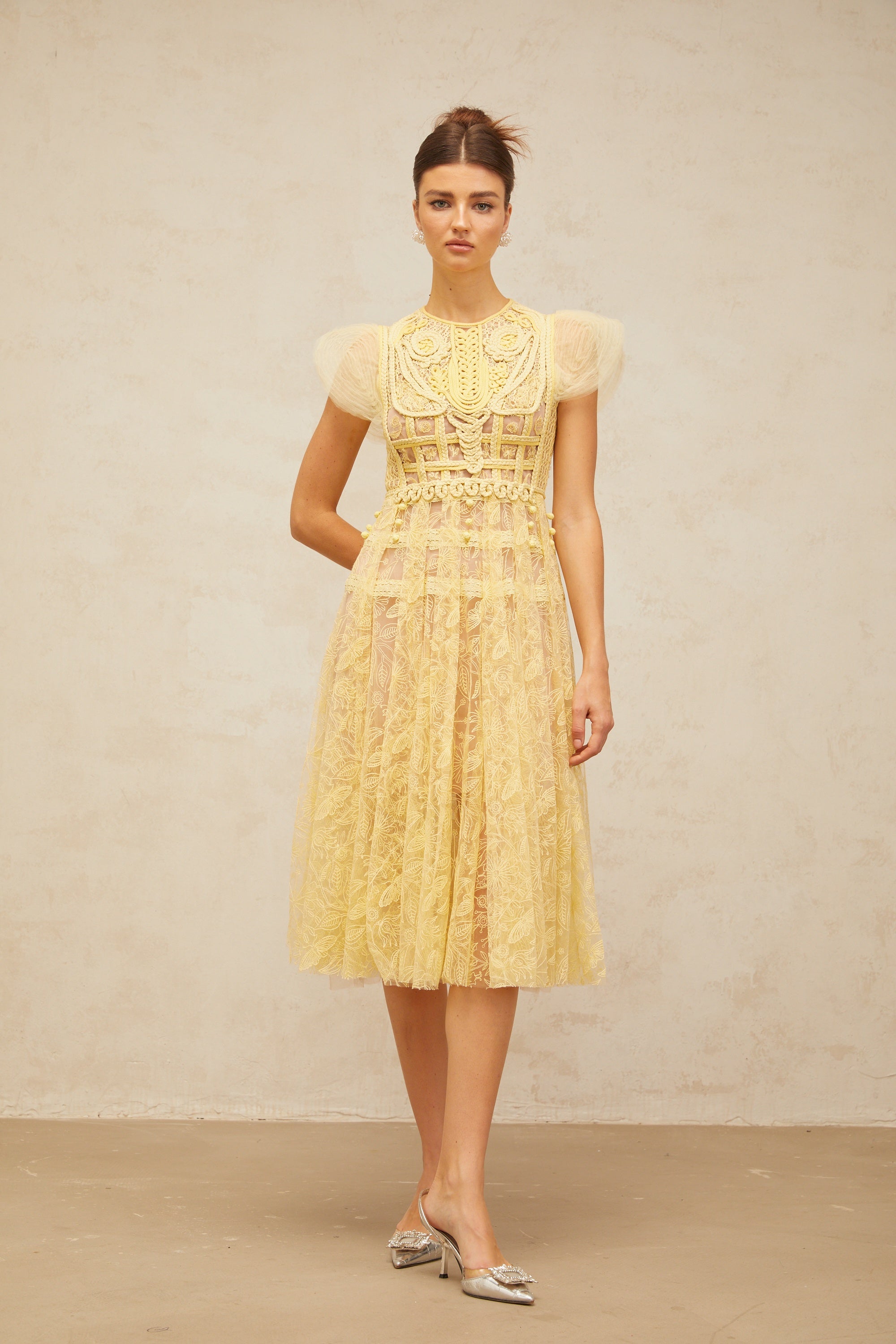 فستان فيرونيك متوسط الطول مطوي ومطرز بالدانتيل باللون الأصفر