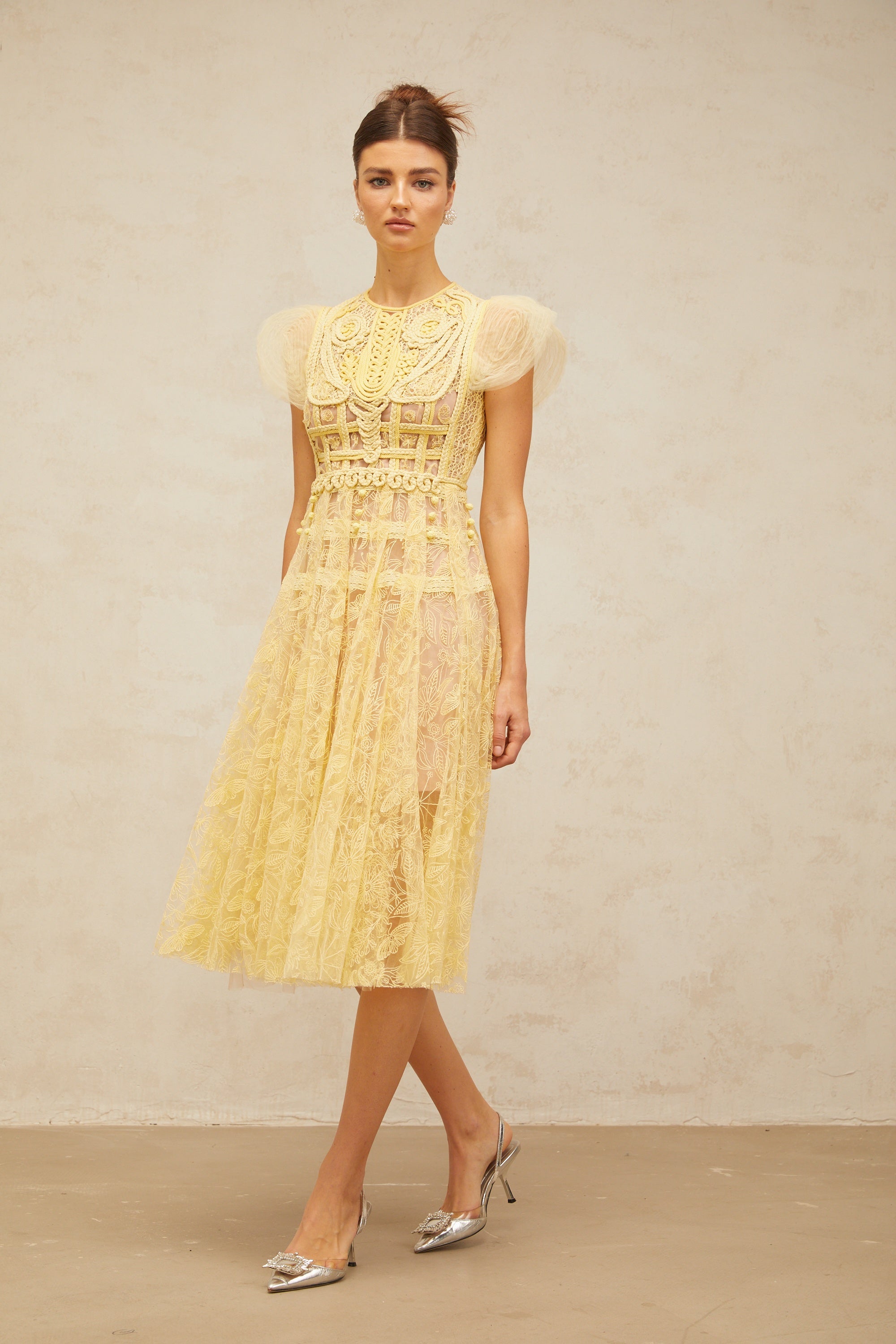 فستان فيرونيك متوسط الطول مطوي ومطرز بالدانتيل باللون الأصفر