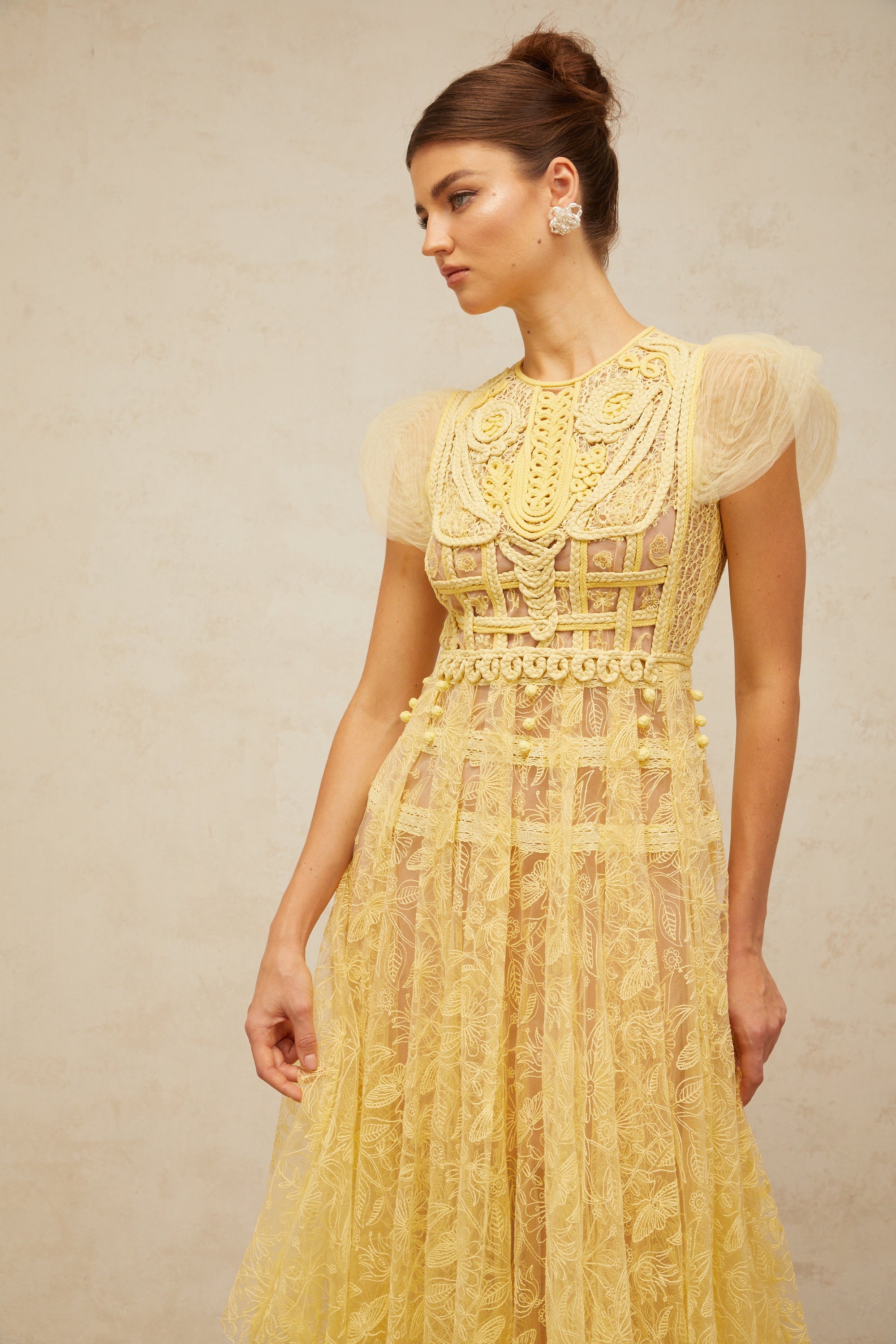 فستان فيرونيك متوسط الطول مطوي ومطرز بالدانتيل باللون الأصفر