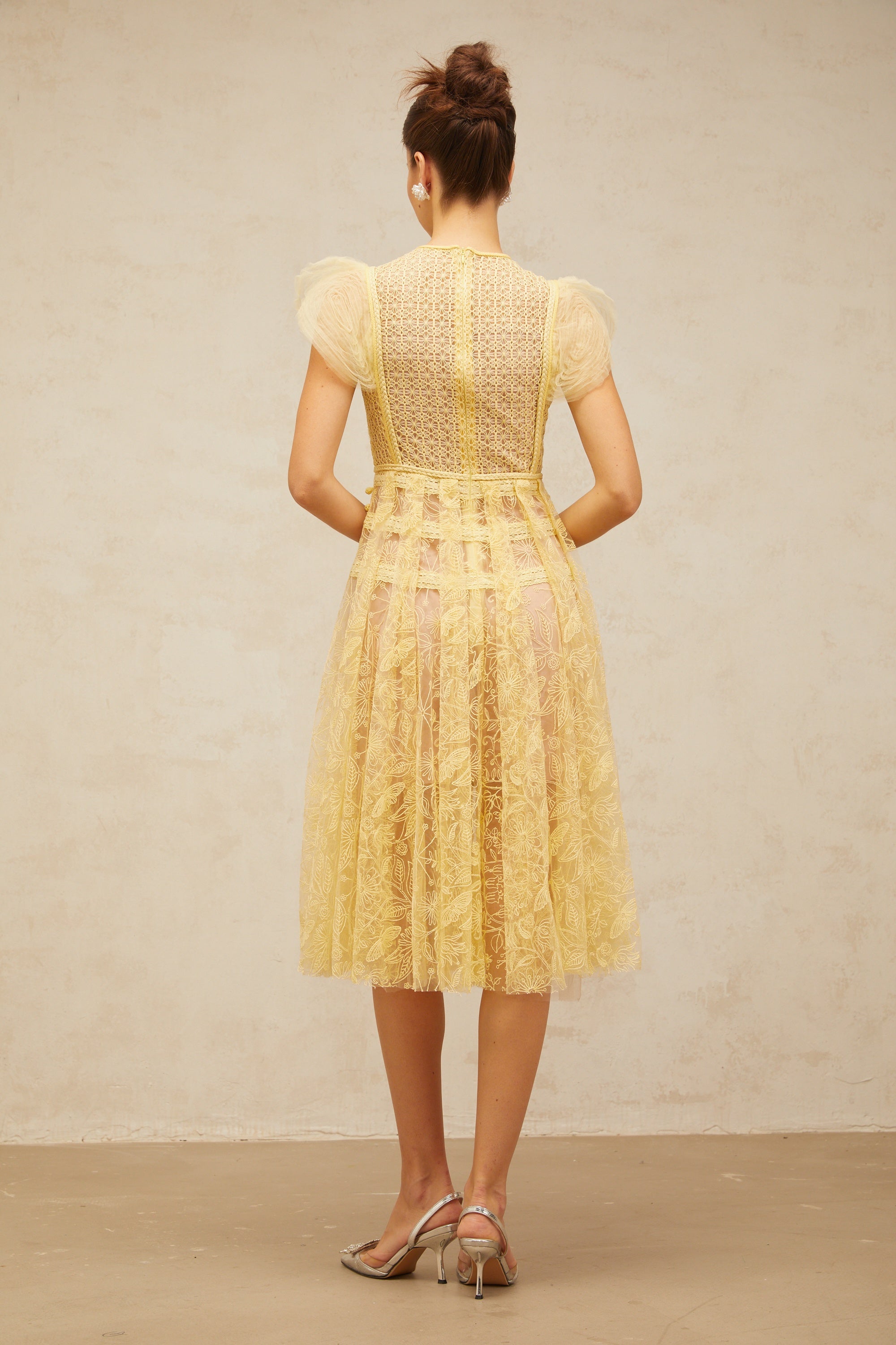 فستان فيرونيك متوسط الطول مطوي ومطرز بالدانتيل باللون الأصفر