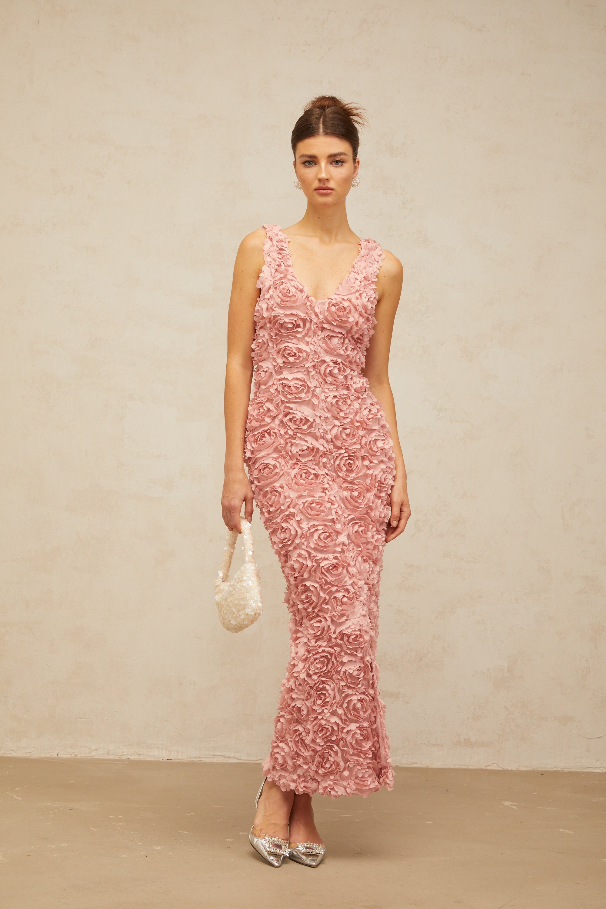 Sylvie Maxikleid mit V-Ausschnitt und Kunstblumen in Pink