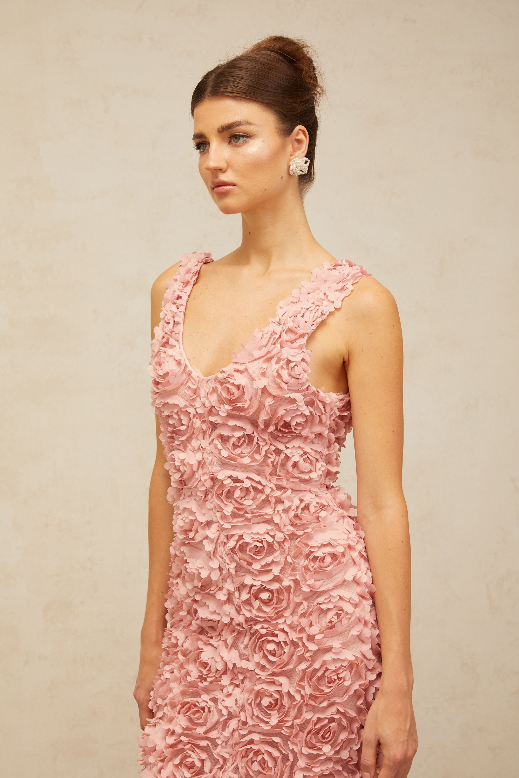 Sylvie Maxikleid mit V-Ausschnitt und Kunstblumen in Pink