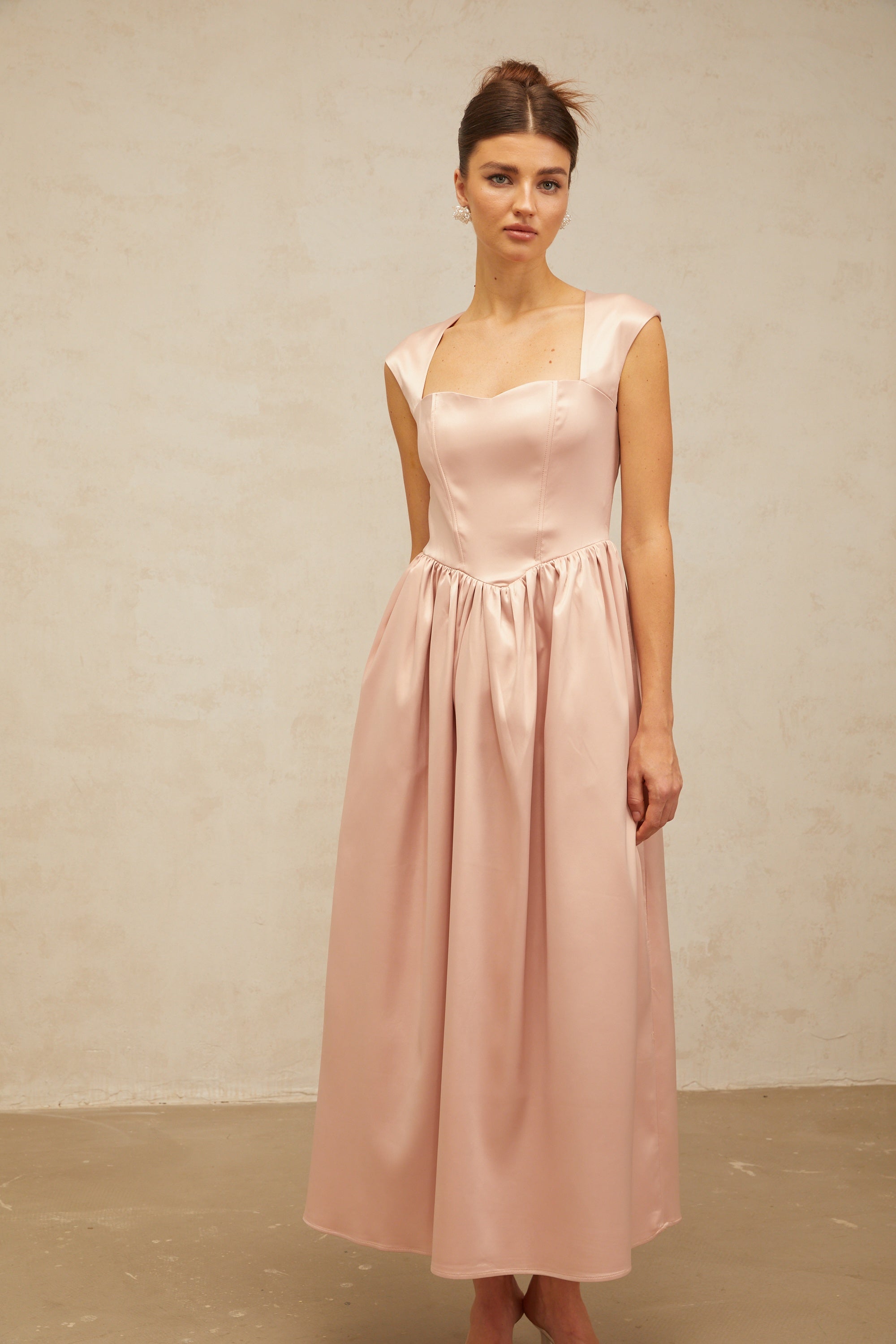فستان مادلين الوردي متوسط الطول من الساتان بتصميم A