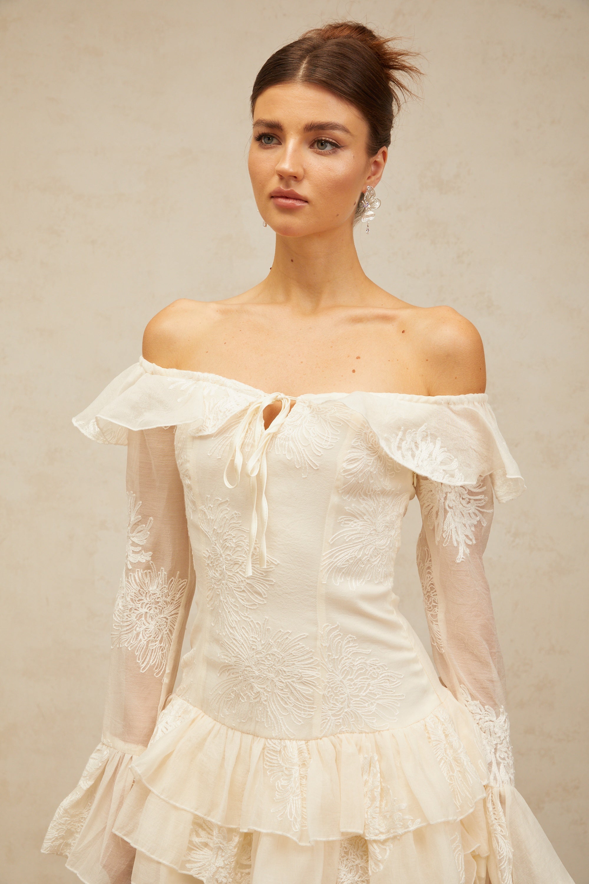 فستان قصير مطرز باللون الأبيض من تصميم Désirée