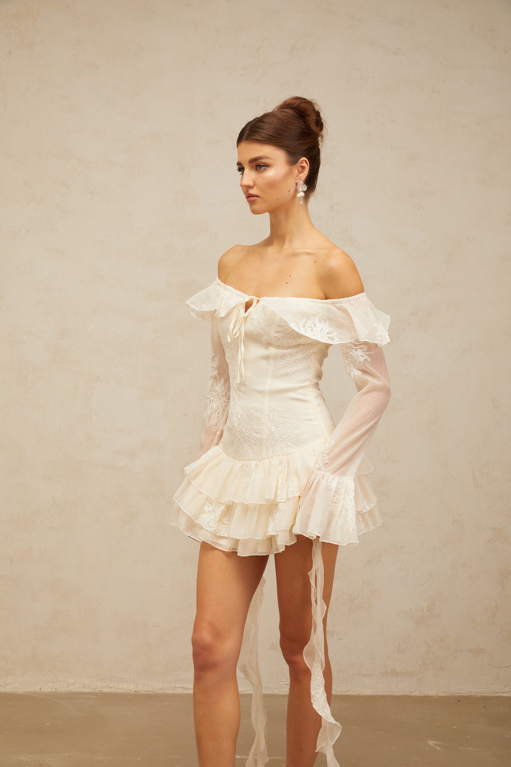 فستان قصير مطرز باللون الأبيض من تصميم Désirée