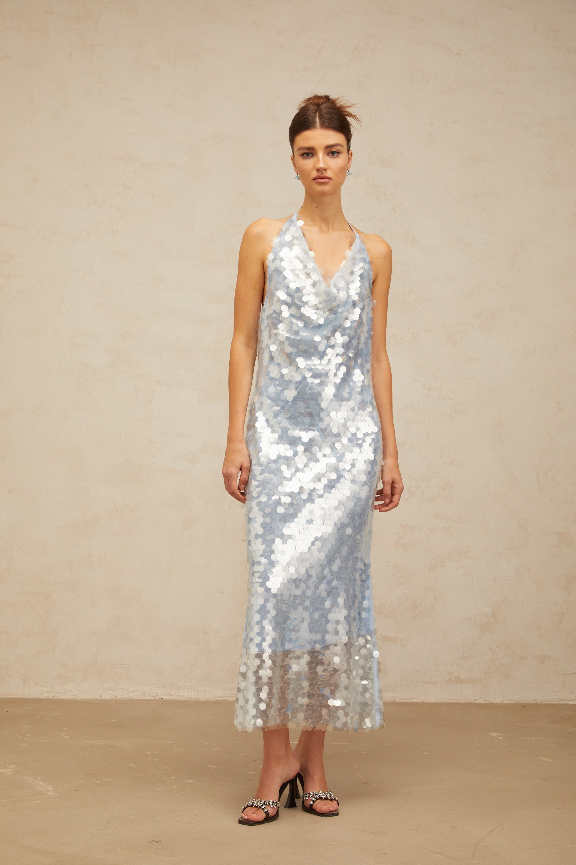 فستان بابيت أزرق متوسط الطول برقبة على شكل حرف V ومزين بالترتر