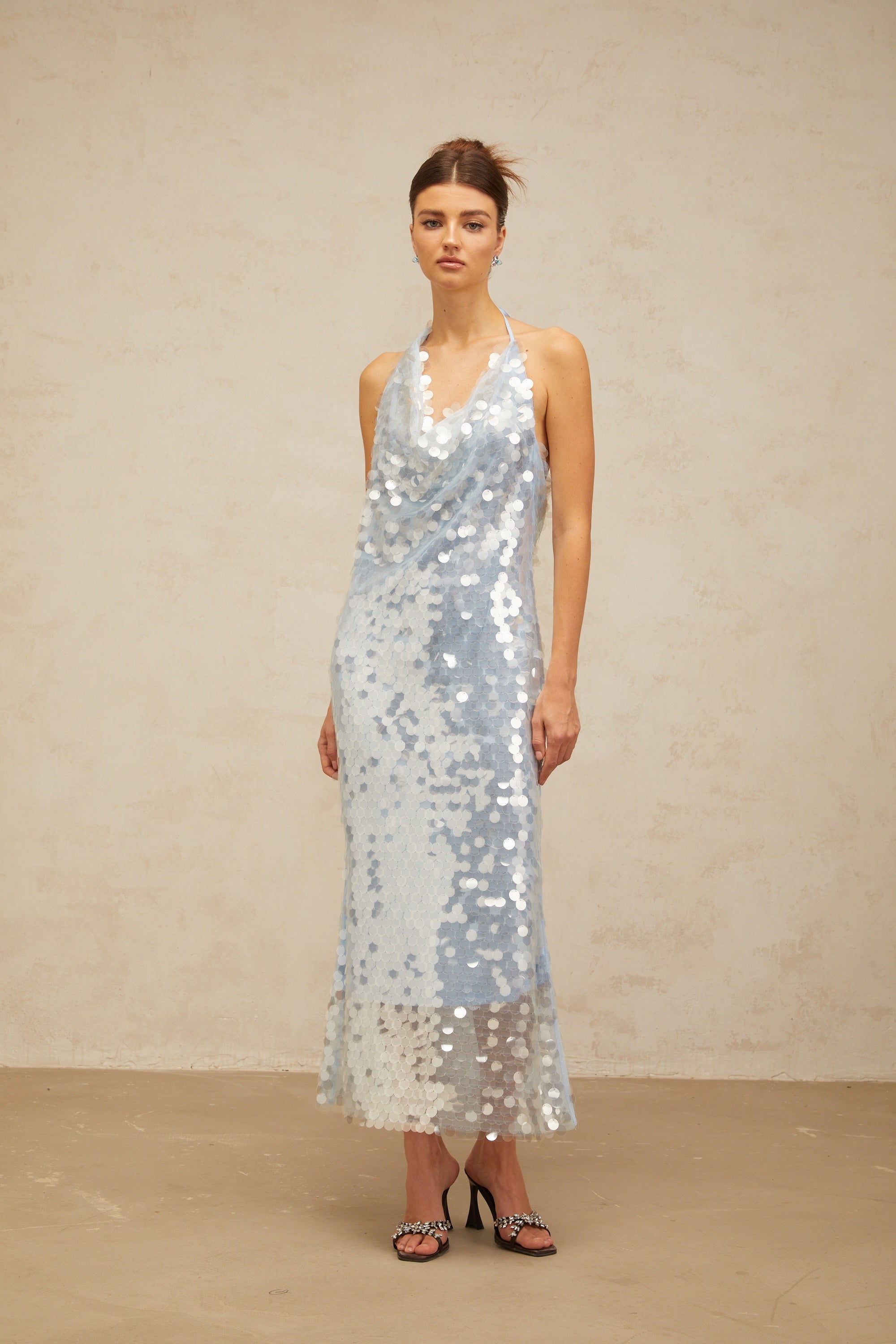 فستان بابيت أزرق متوسط الطول برقبة على شكل حرف V ومزين بالترتر