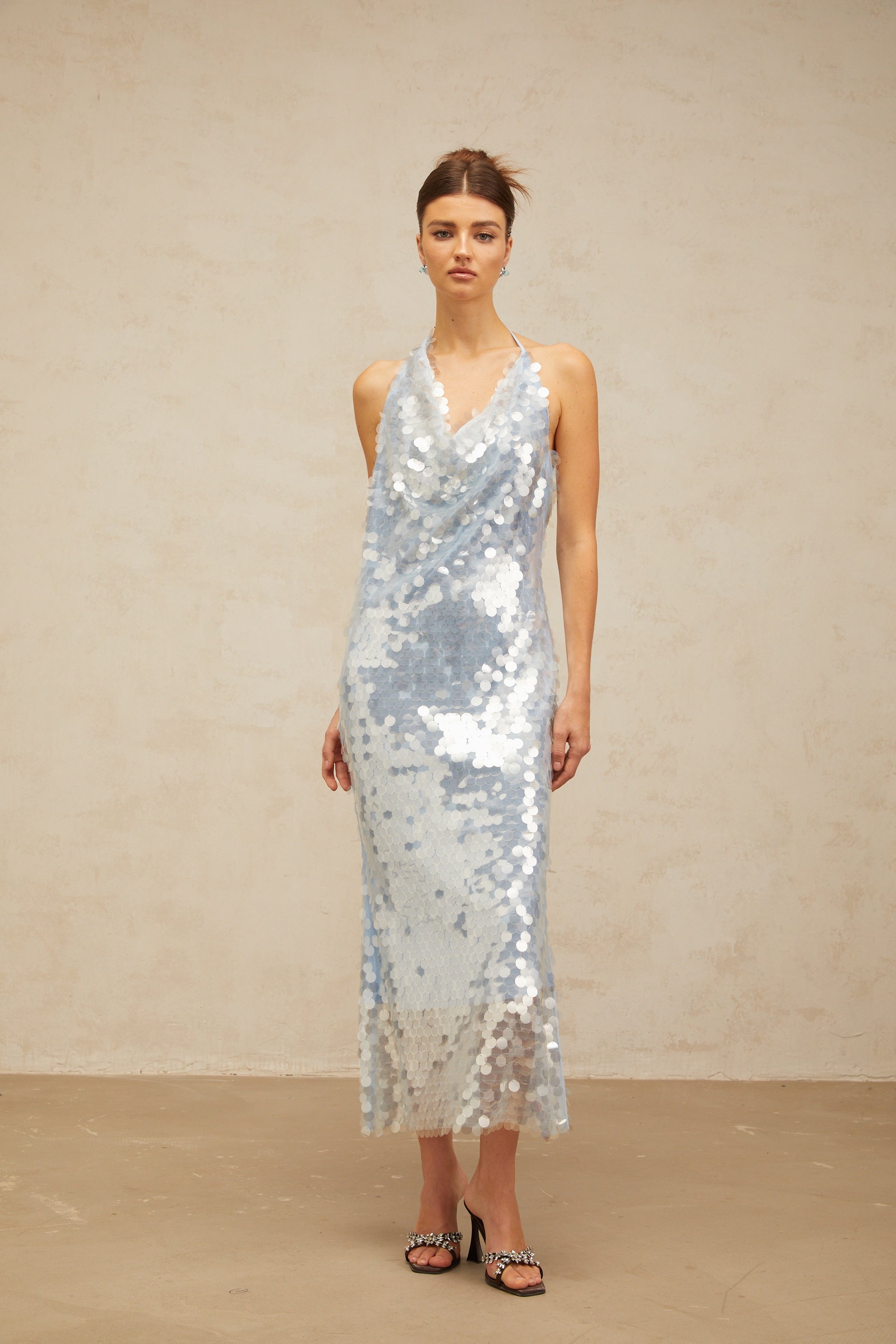 فستان بابيت أزرق متوسط الطول برقبة على شكل حرف V ومزين بالترتر