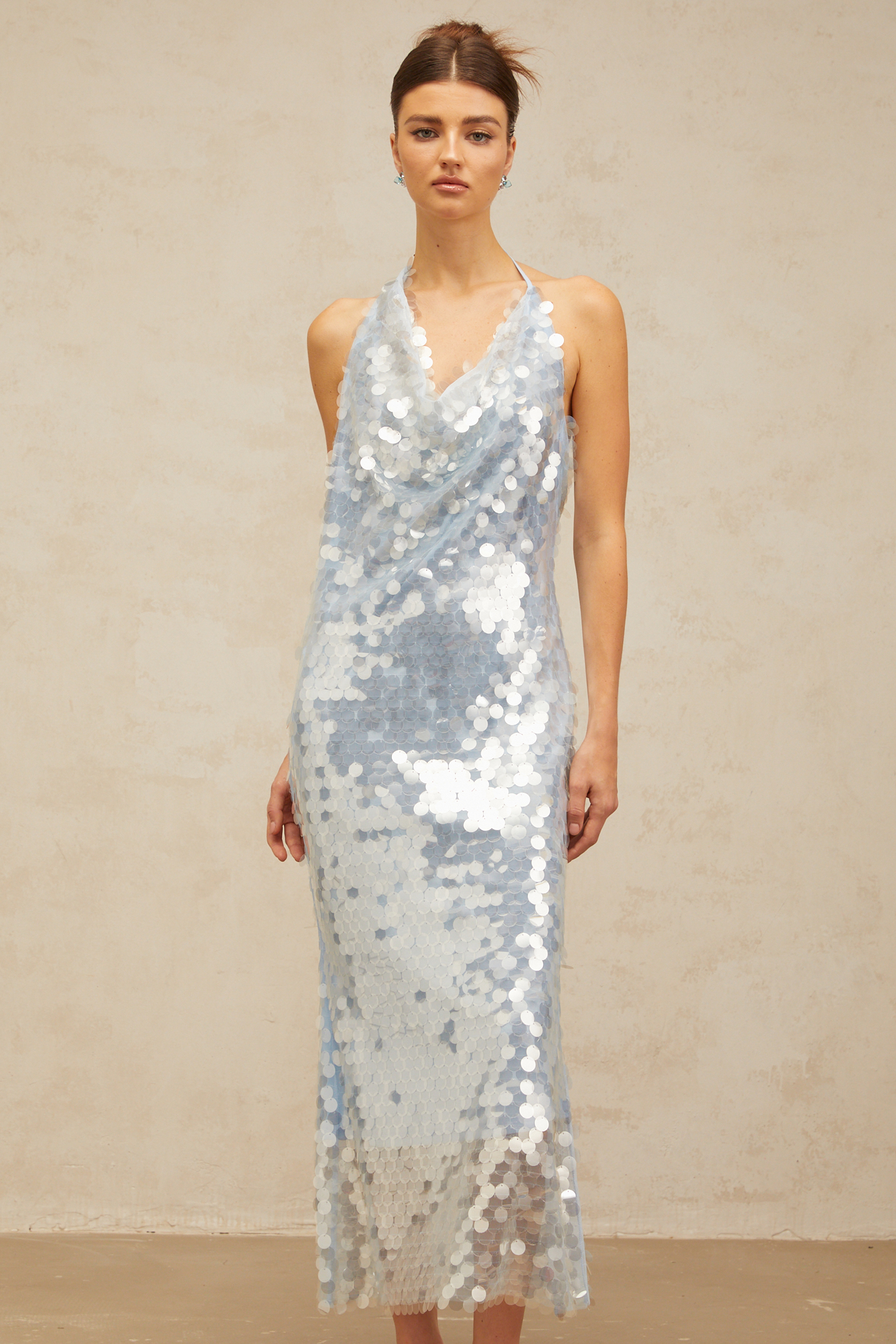 فستان بابيت أزرق متوسط الطول برقبة على شكل حرف V ومزين بالترتر